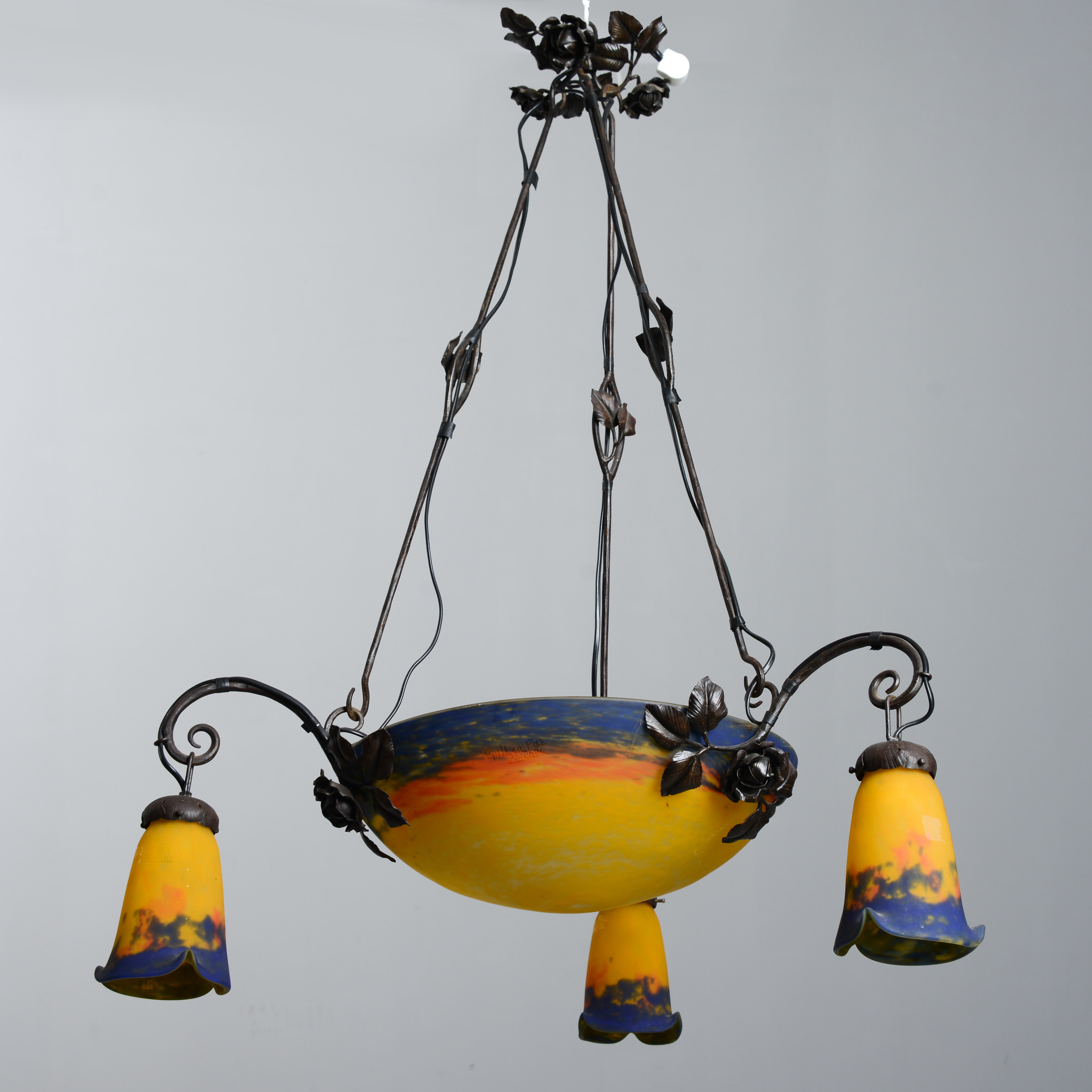 MULLER FRÈRES. Taklampa, Art Nouveau, Lunéville, Frankrike, signerad, tidigt 1900-tal.