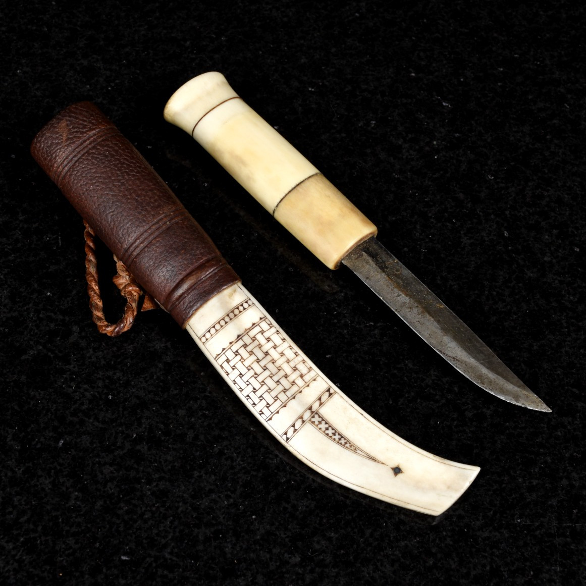 MARTIN KUORAK. Halvhornskniv, Sameslöjd, Signerad 1900-tal.