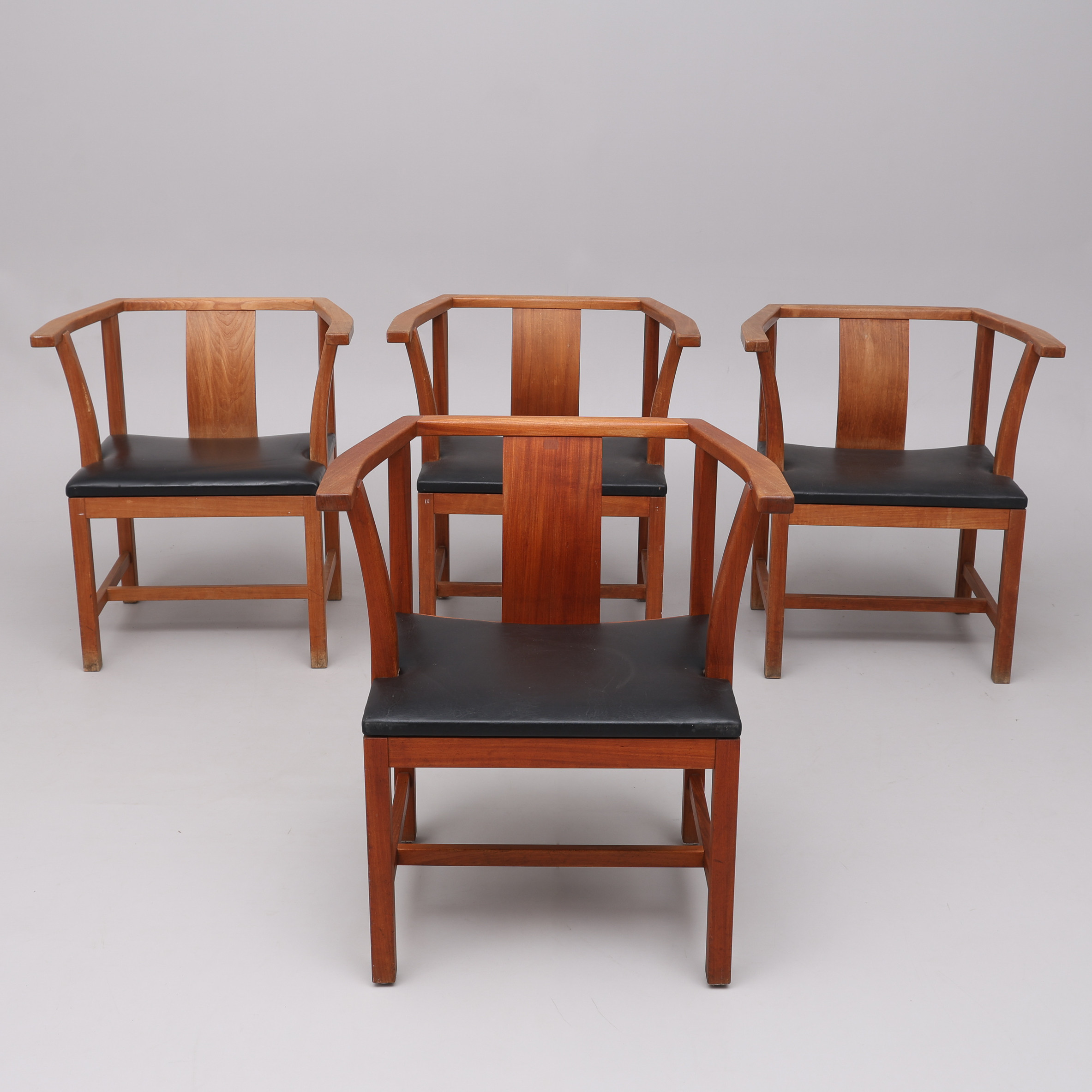 JOHN KANDELL. KARMSTOLAR, FYRA STYCKEN, TEAK MED SKINNSITS, FORMGIVNA FÖR MALMÖ HOVRÄTT.