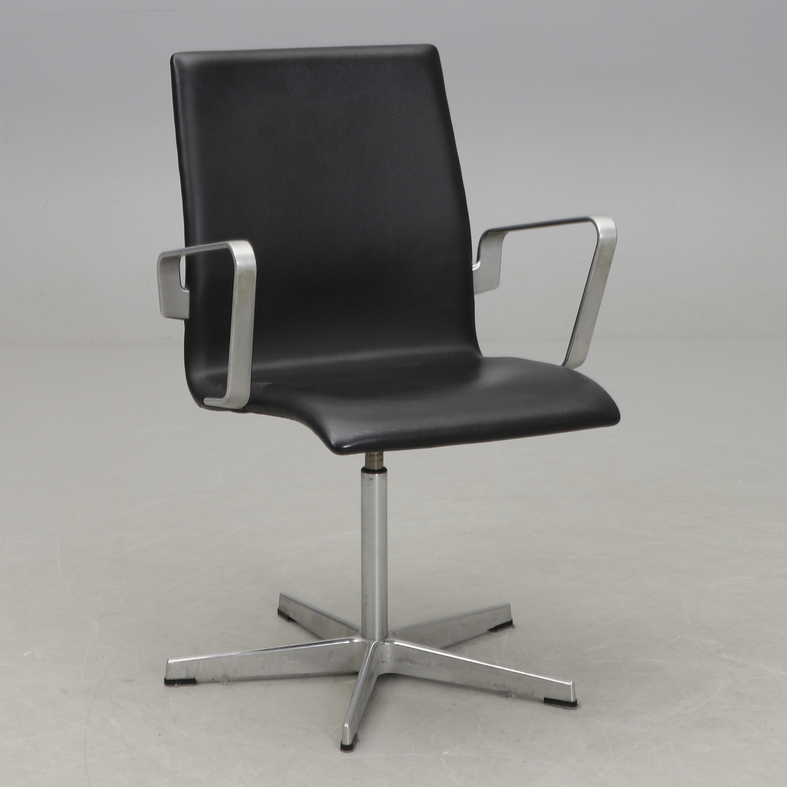 ARNE JACOBSEN. KONTORSSTOL, "Oxford", Fritz Hansen, Danmark, 2014.
