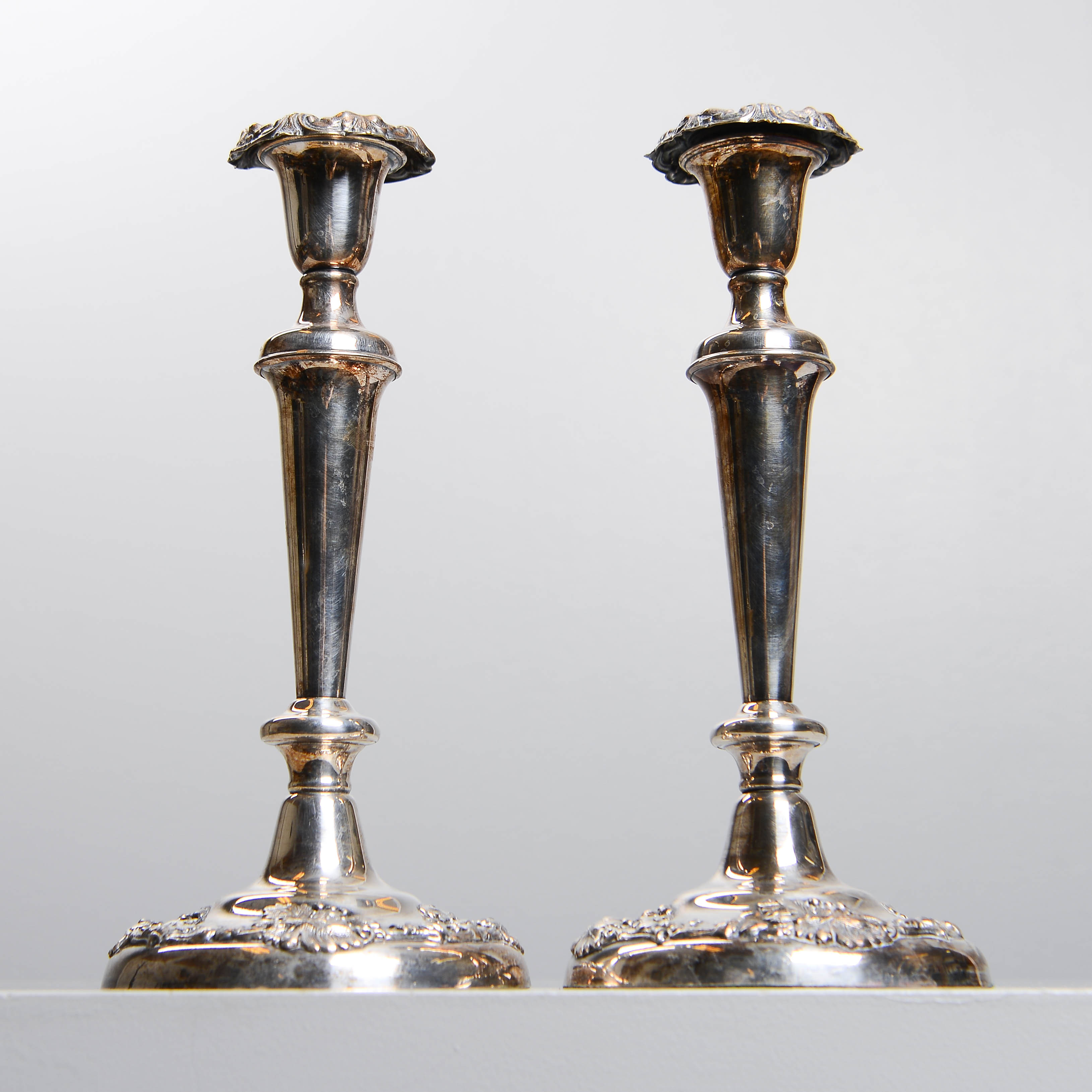 LJUSSTAKAR, ett par, nysilver, 1900-talets första del.