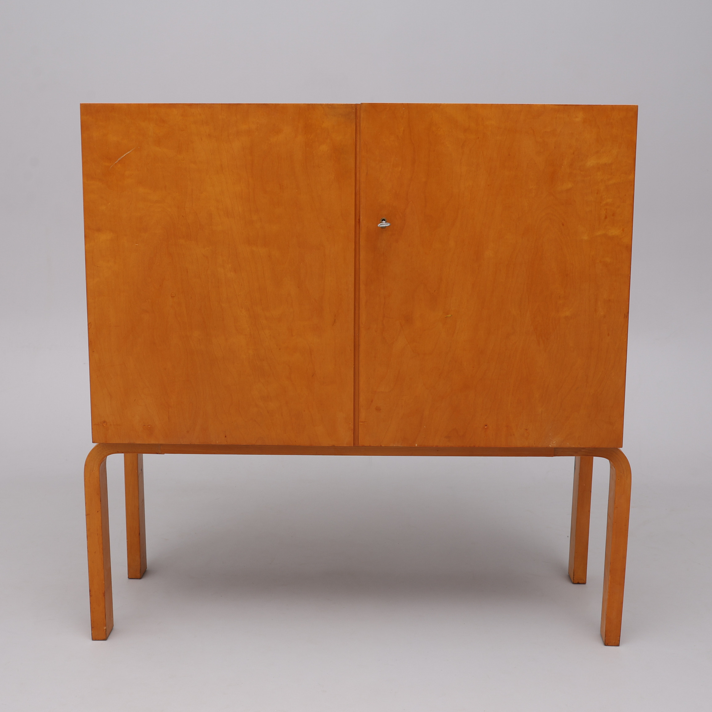 ALVAR AALTO. SKÅP, MODELL 810, OMKRING 1900-TALETS MITT.