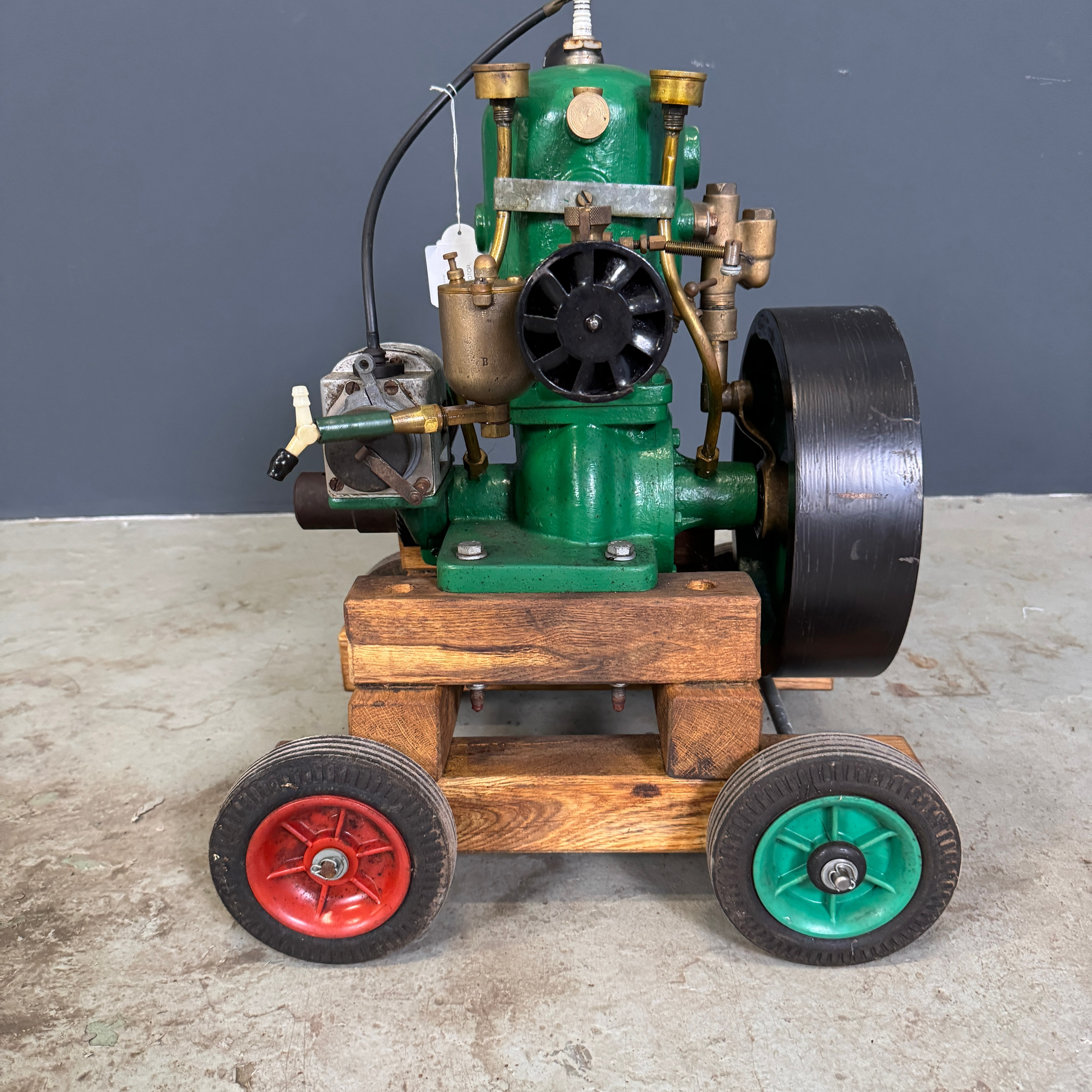 BÅTMOTOR, Göta Motor, monterad på hjul.