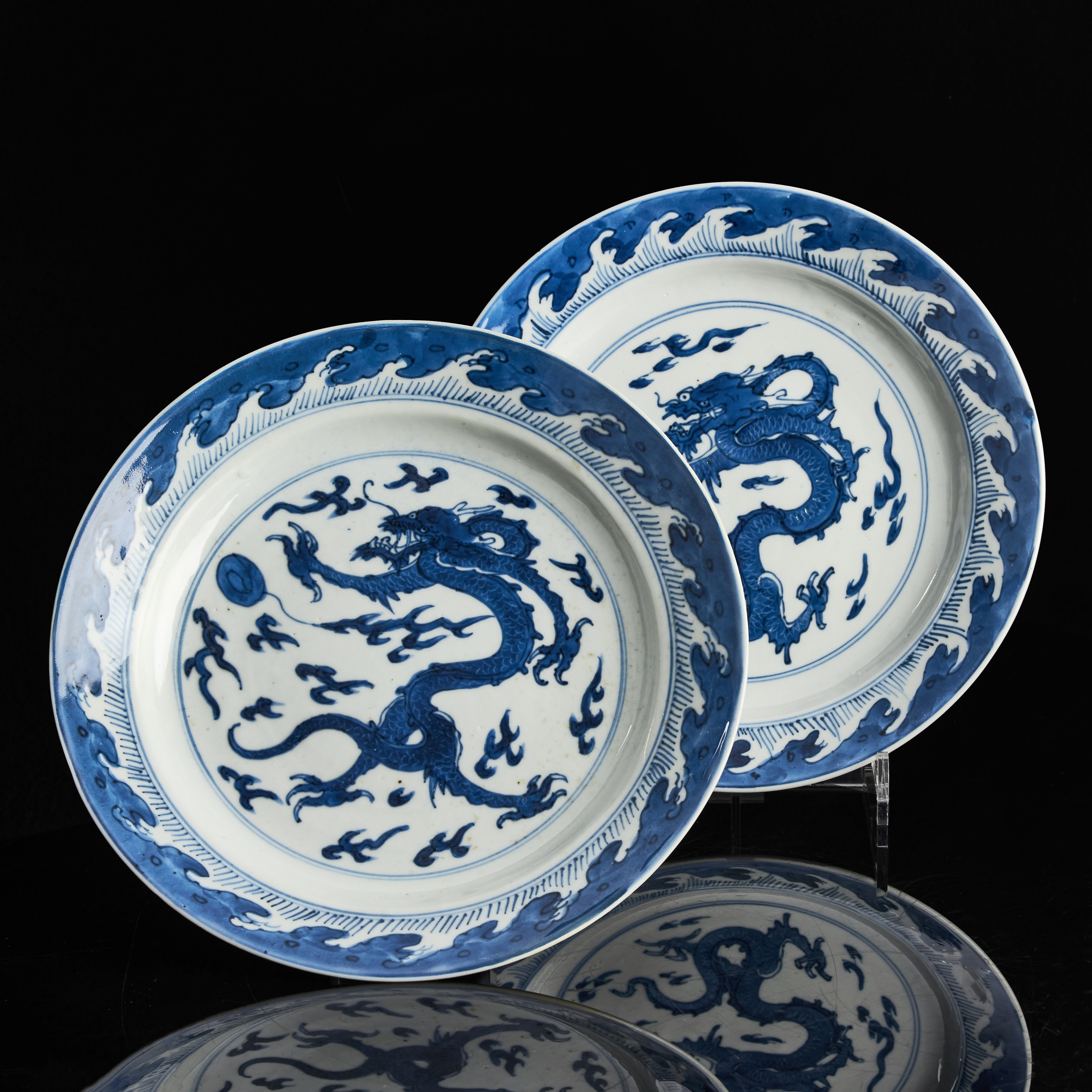 FAT (2 st), porslin, Kina, dekor i underglasyrblått av drakar bland moln, Kangxi-stil, Qingdynastin, sent 1800-tal.