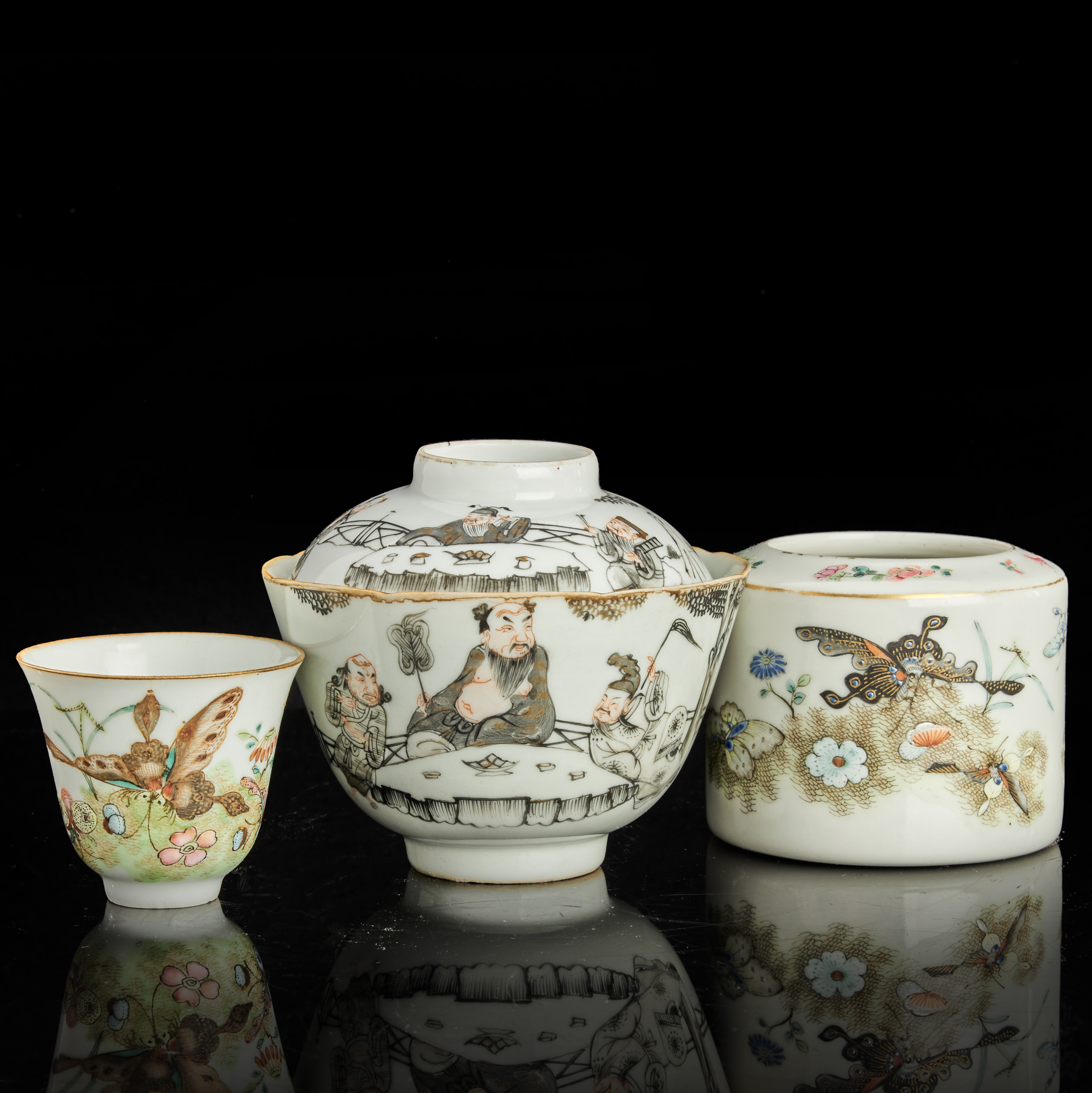 SKÅL med LOCK, VATTENBEHÅLLARE och VINKOPP, (3 delar), porslin, Kina, med dekor i emaljfärger, sen Qingdynastin (1644-1912).