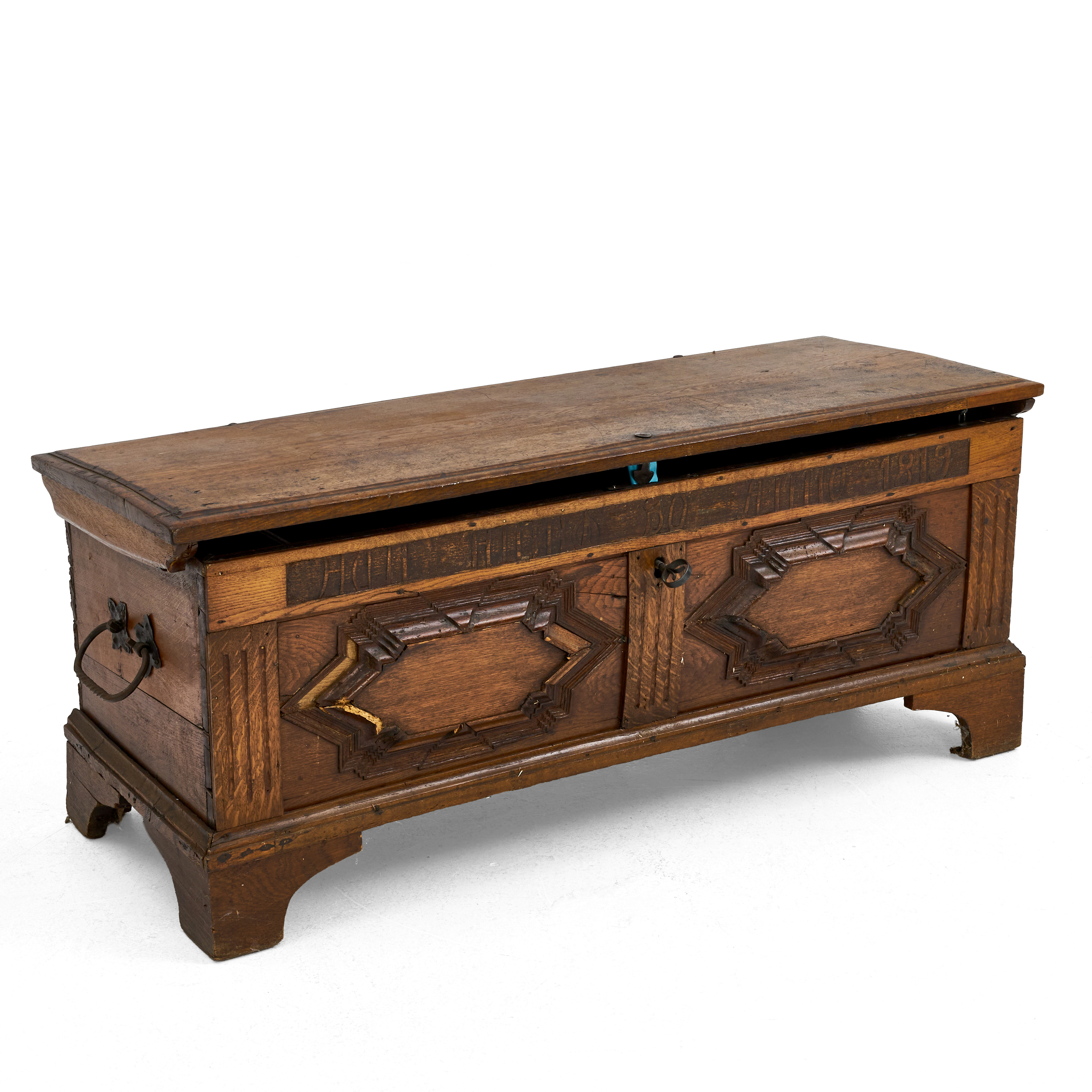 CASSONE, valnöt, handtag i smide, 1800-talets första del.