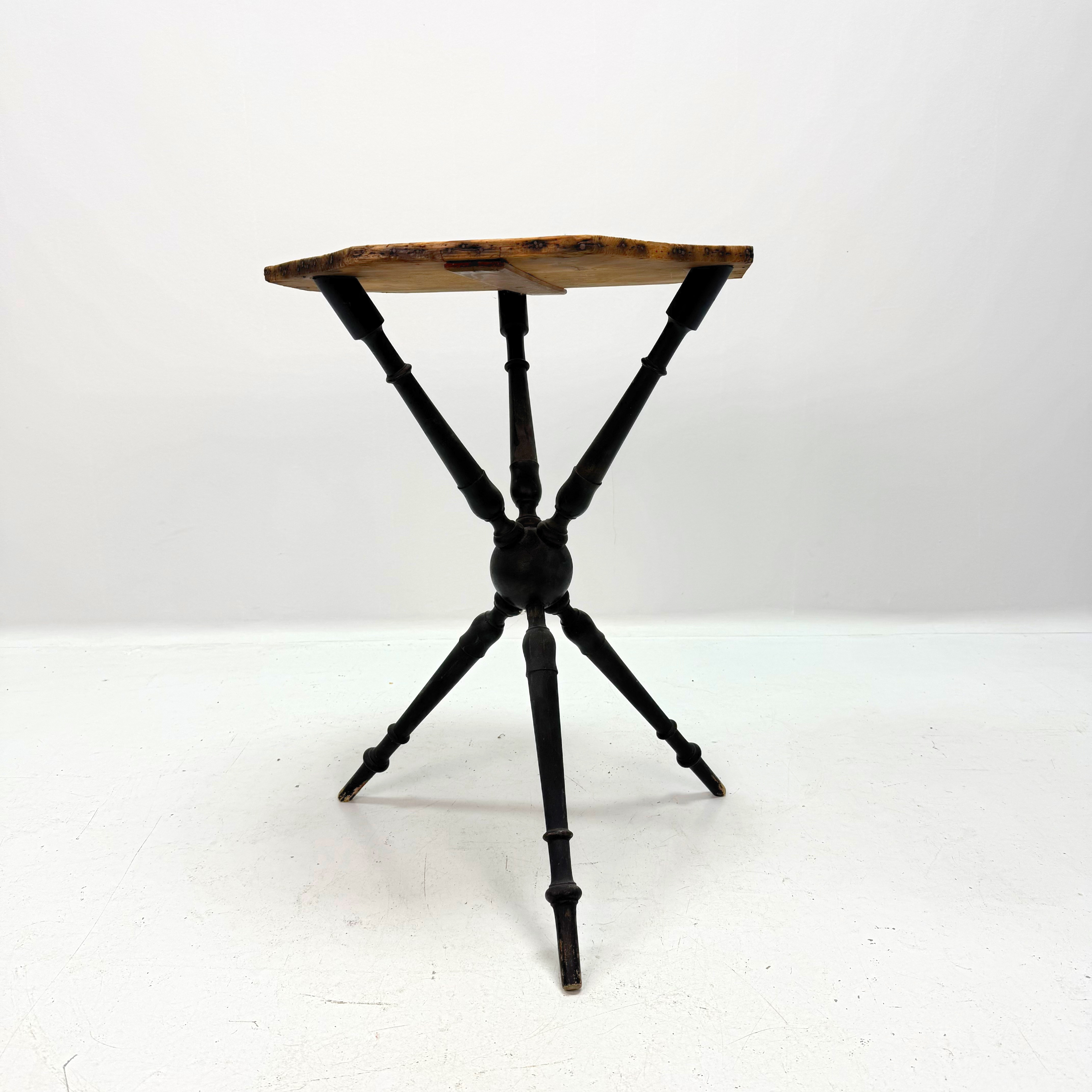 BORD, åtta kantigt, nyrenässans, omkring 1900.