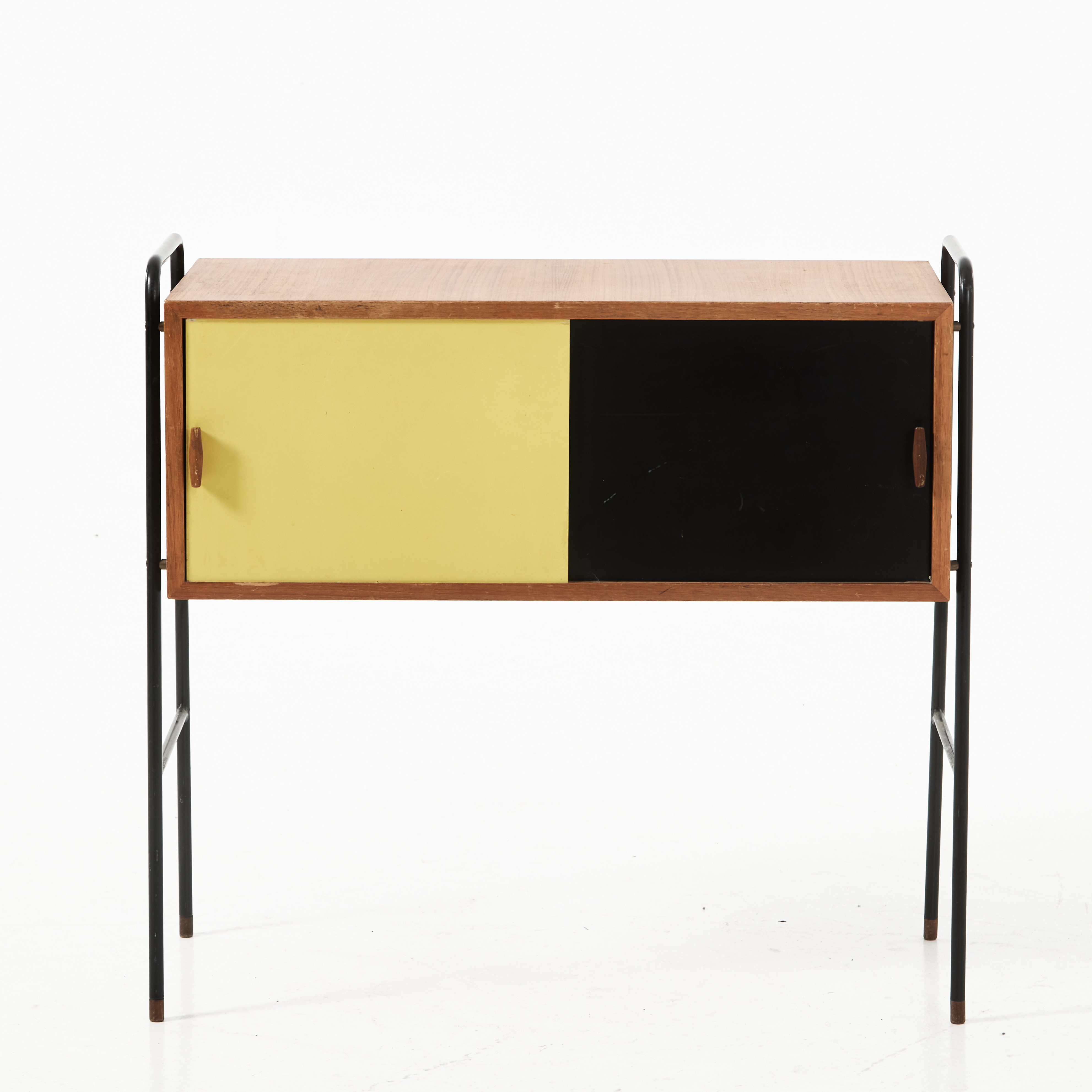 SKÅP, 1950-tal, teak med skjutdörrar lackerade i gult och svart.