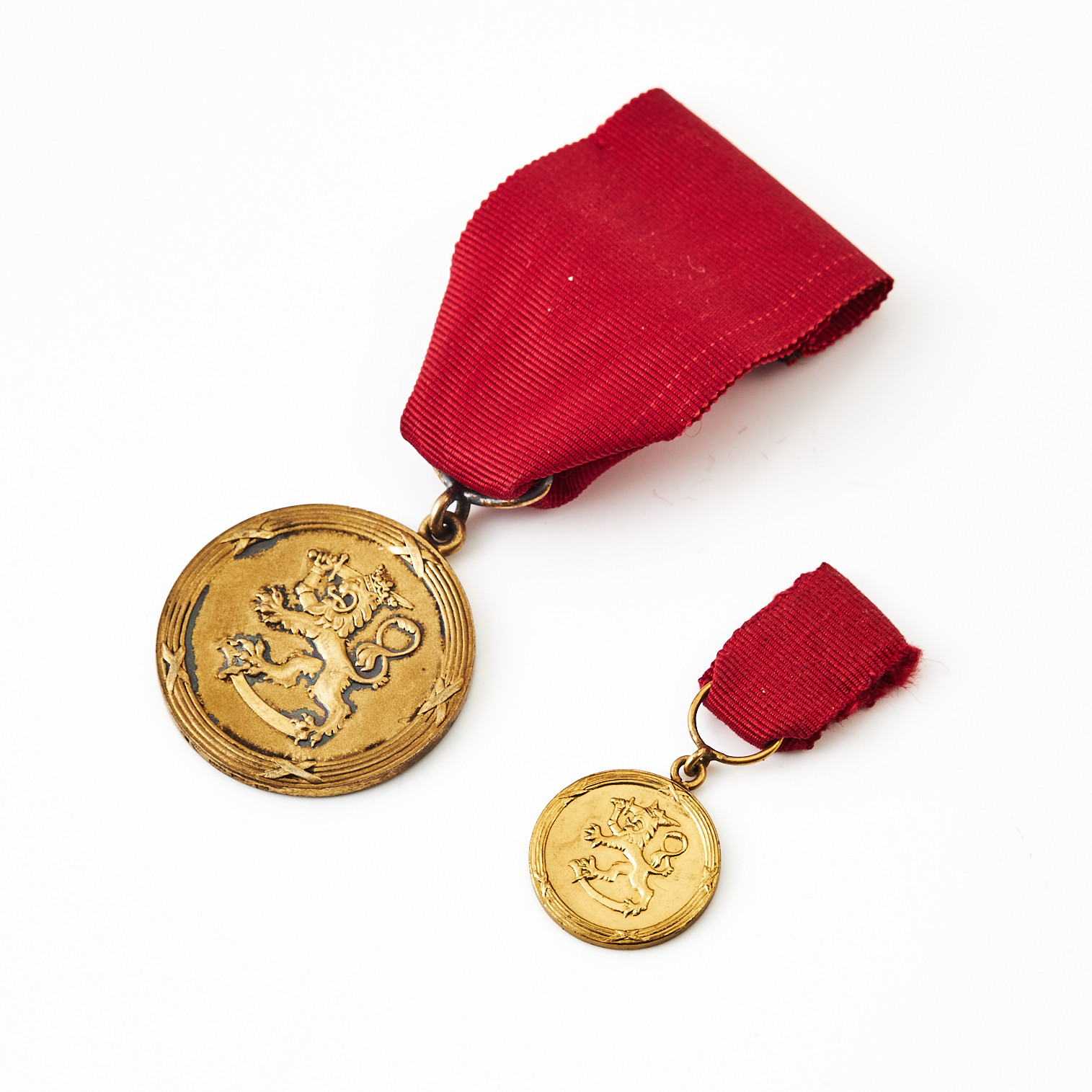 PRO FINLANDIA, medalj och miniatyr, förlänade konstnären Matti Haupt, medaljen förgyllt silver, Kunniamerkkitehdas OY Helsingfors 1944. Miniatyr av oädel metall.