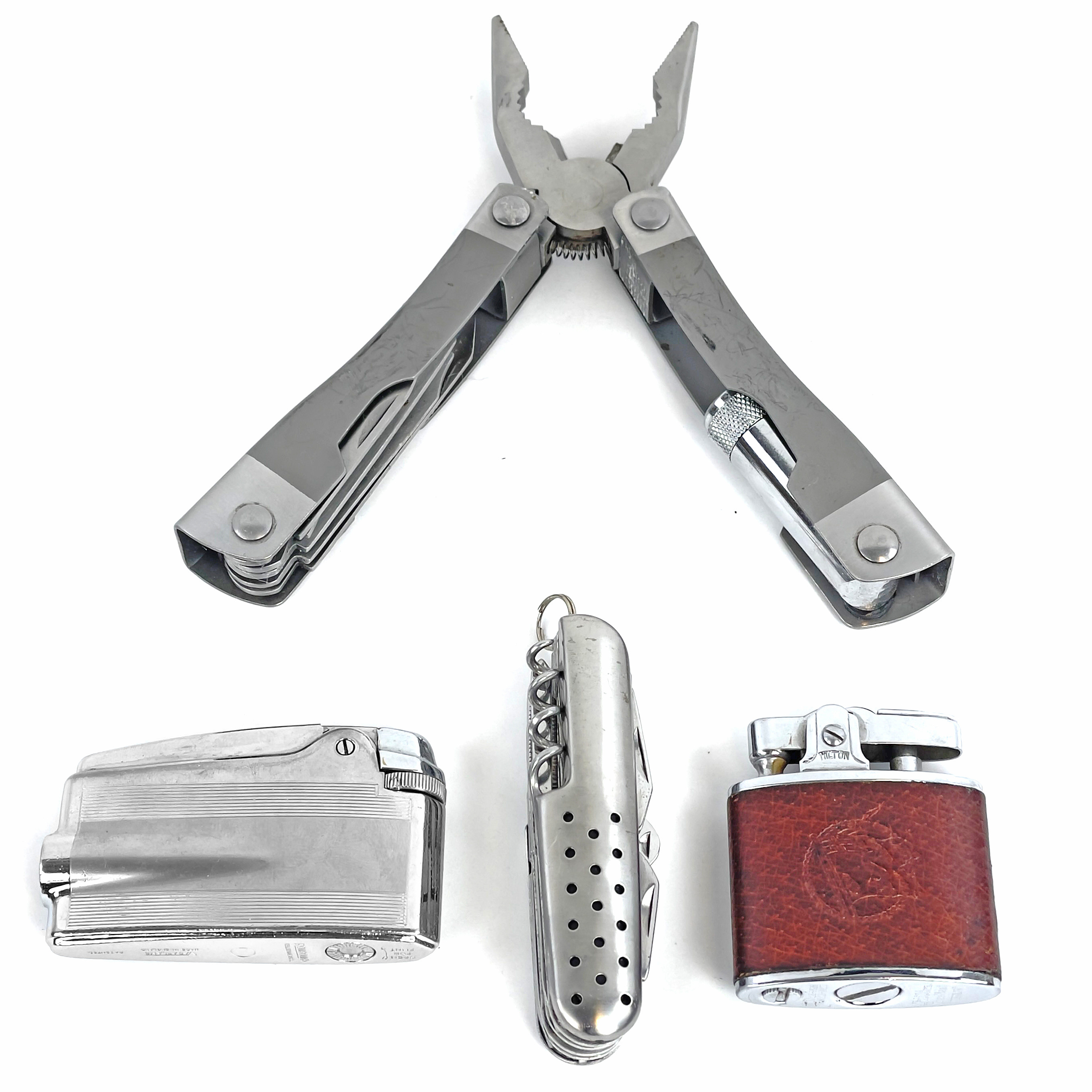 TÄNDARE samt MULTIVERKTYG/FICKKNIVAR, 4 delar, bl a Hilton Excellent tändare samt Ronson Varaflame tändare.