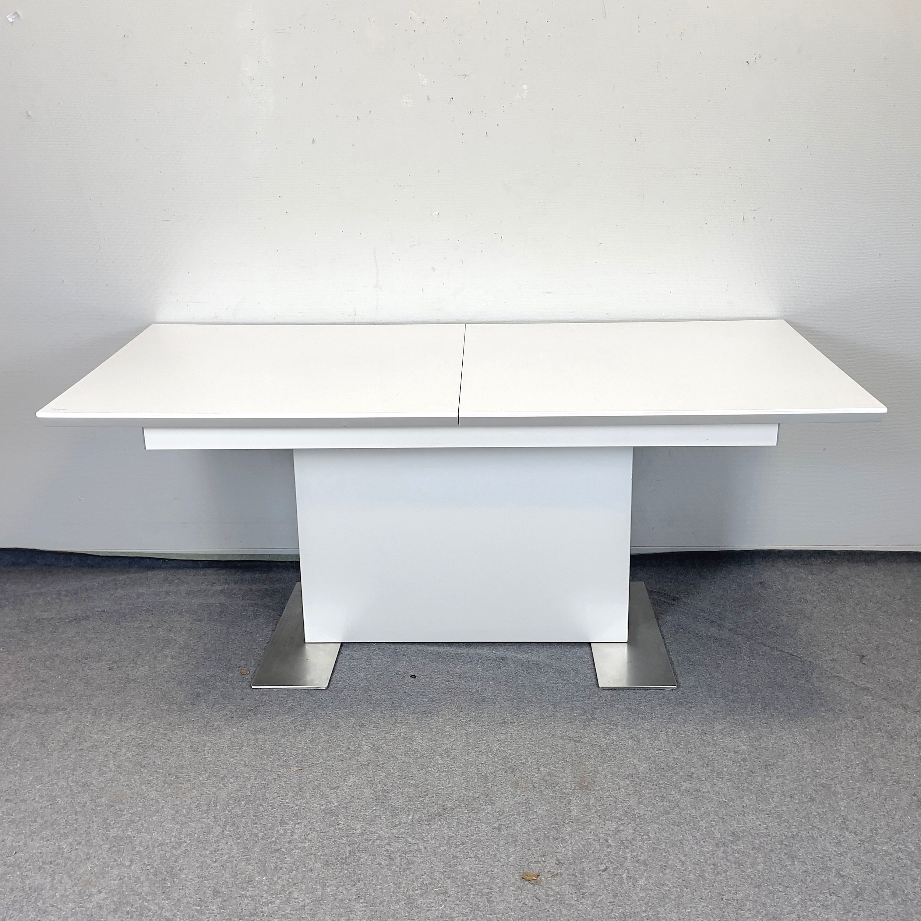 MATBORD, med iläggsskiva. Vitlackerad mdf & metall, sannolikt Mio Möbler, samtida.