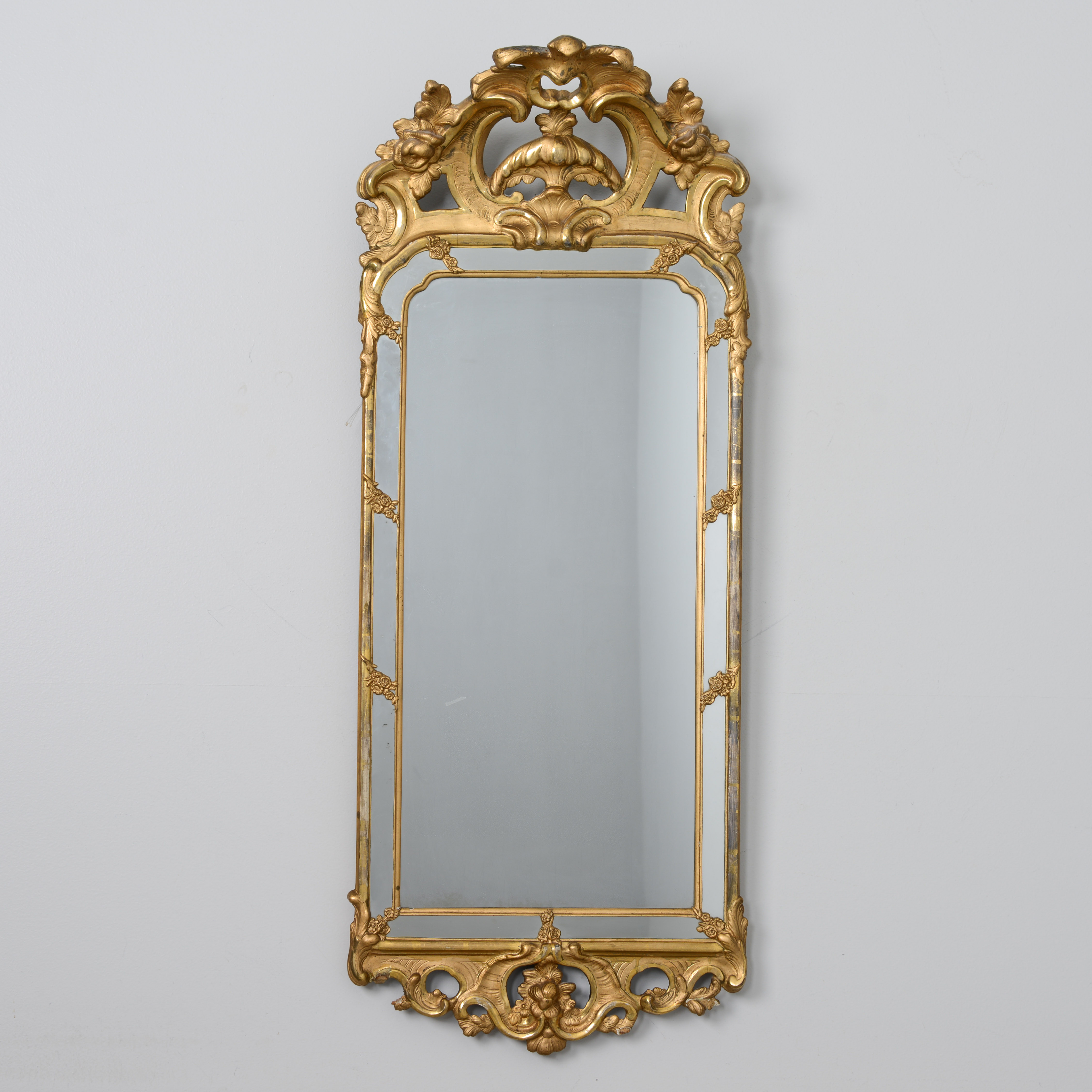 SPEGEL, rokoko, i Niclas (Nils) Meunier art, märkt med Stockholms hallstämpel samt daterad 1769.