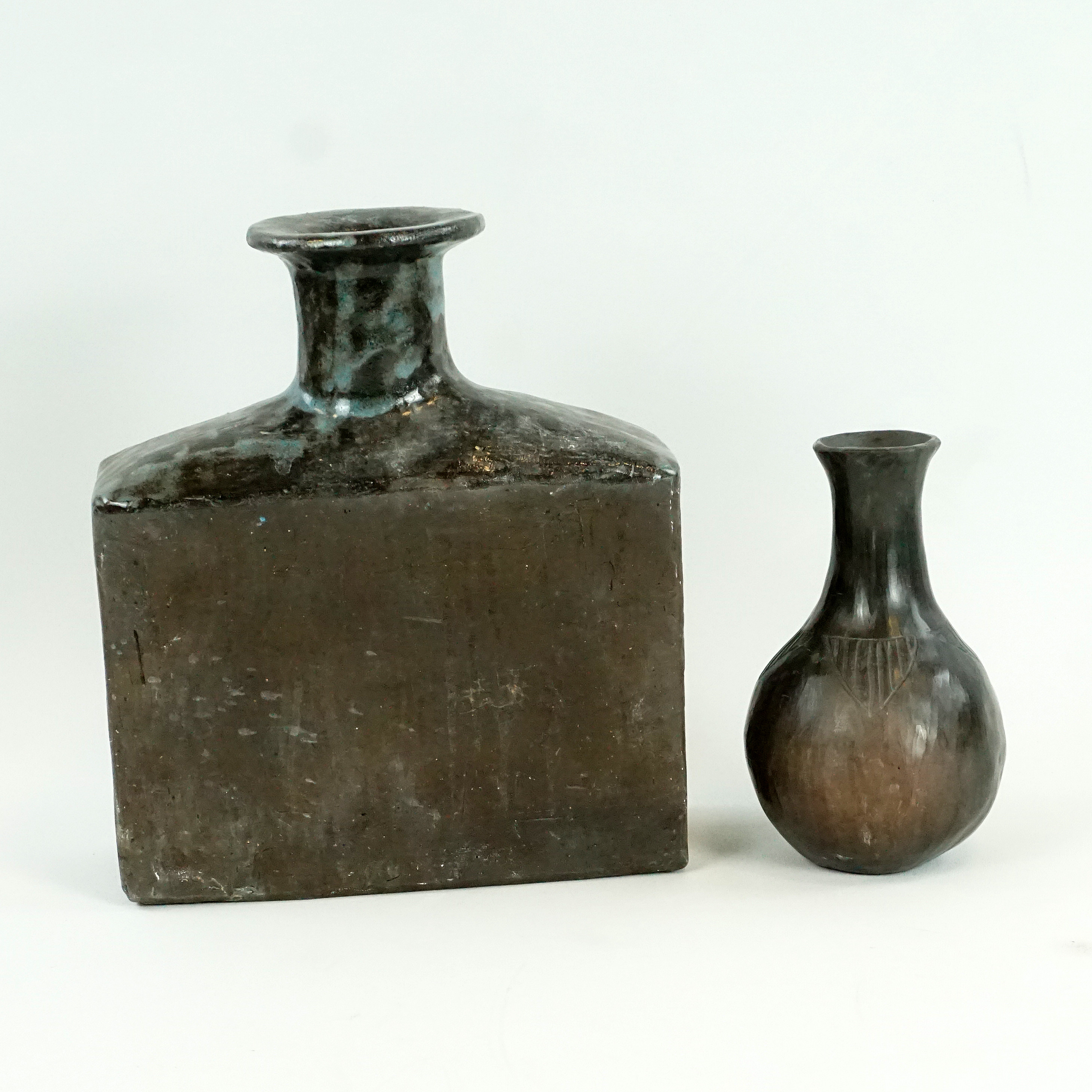 ANNE-SOPHIE RUNIUS (f. 1932), 2 delar, flaskvaser, glaserat stengods, signerade Fina, en daterad -69.