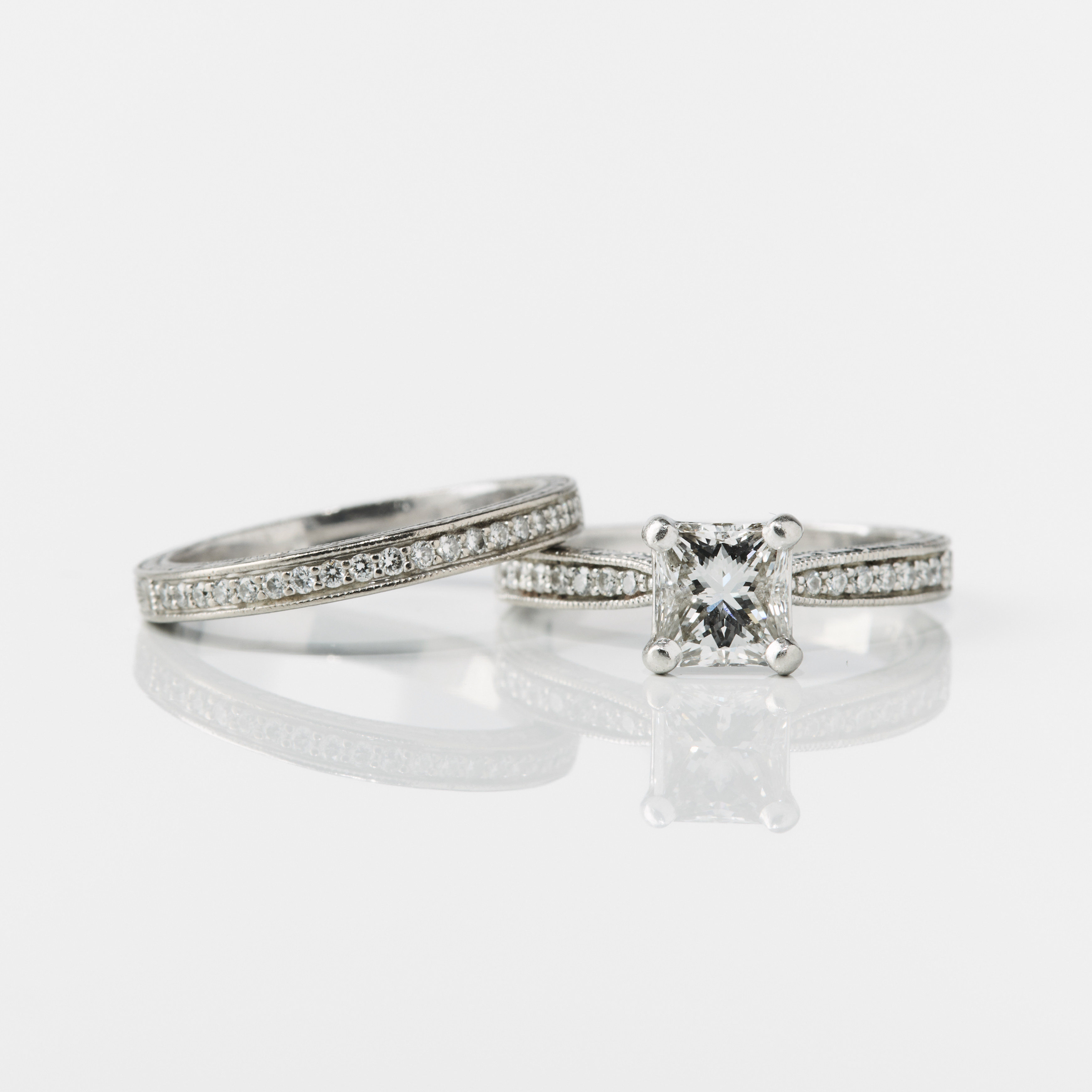 ENSTENSRING samt HALVALLIANSRING, 18K vitguld/platina med diamanter.