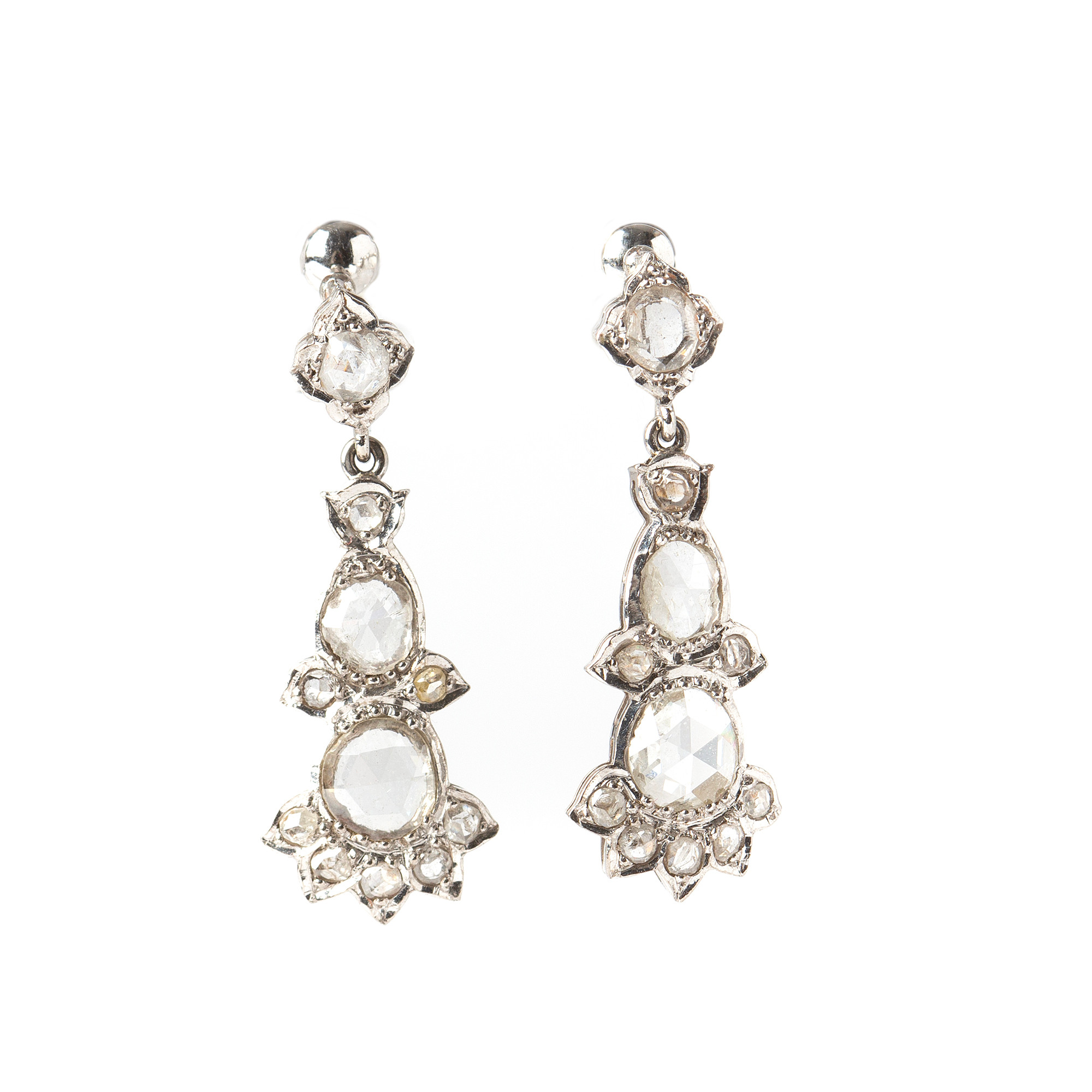 ÖRHÄNGEN, 18K vitguld med rosenslipade diamanter.