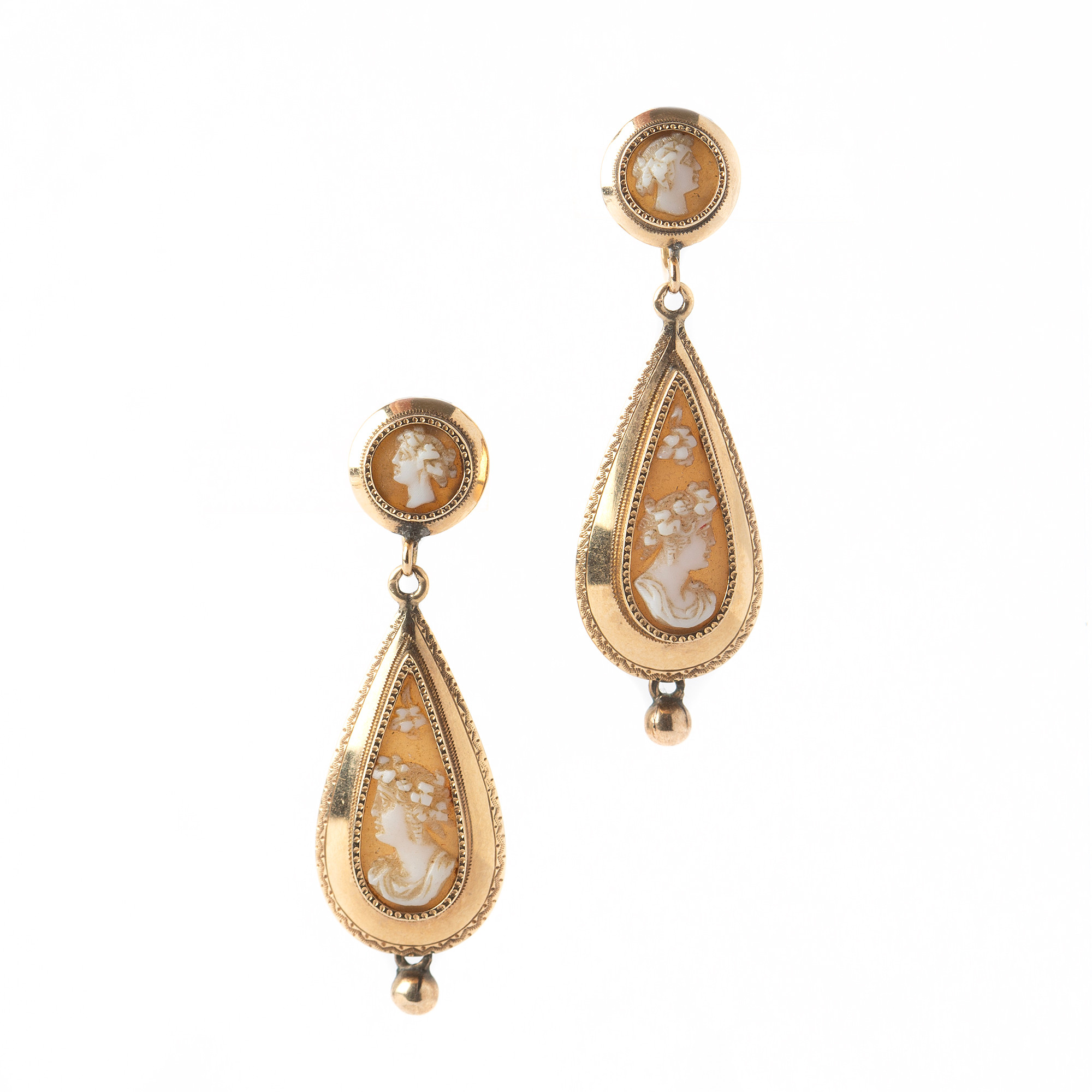 ÖRHÄNGEN, 18K guld med skurna snäckskalscaméer, D. Ekström, Falköping.