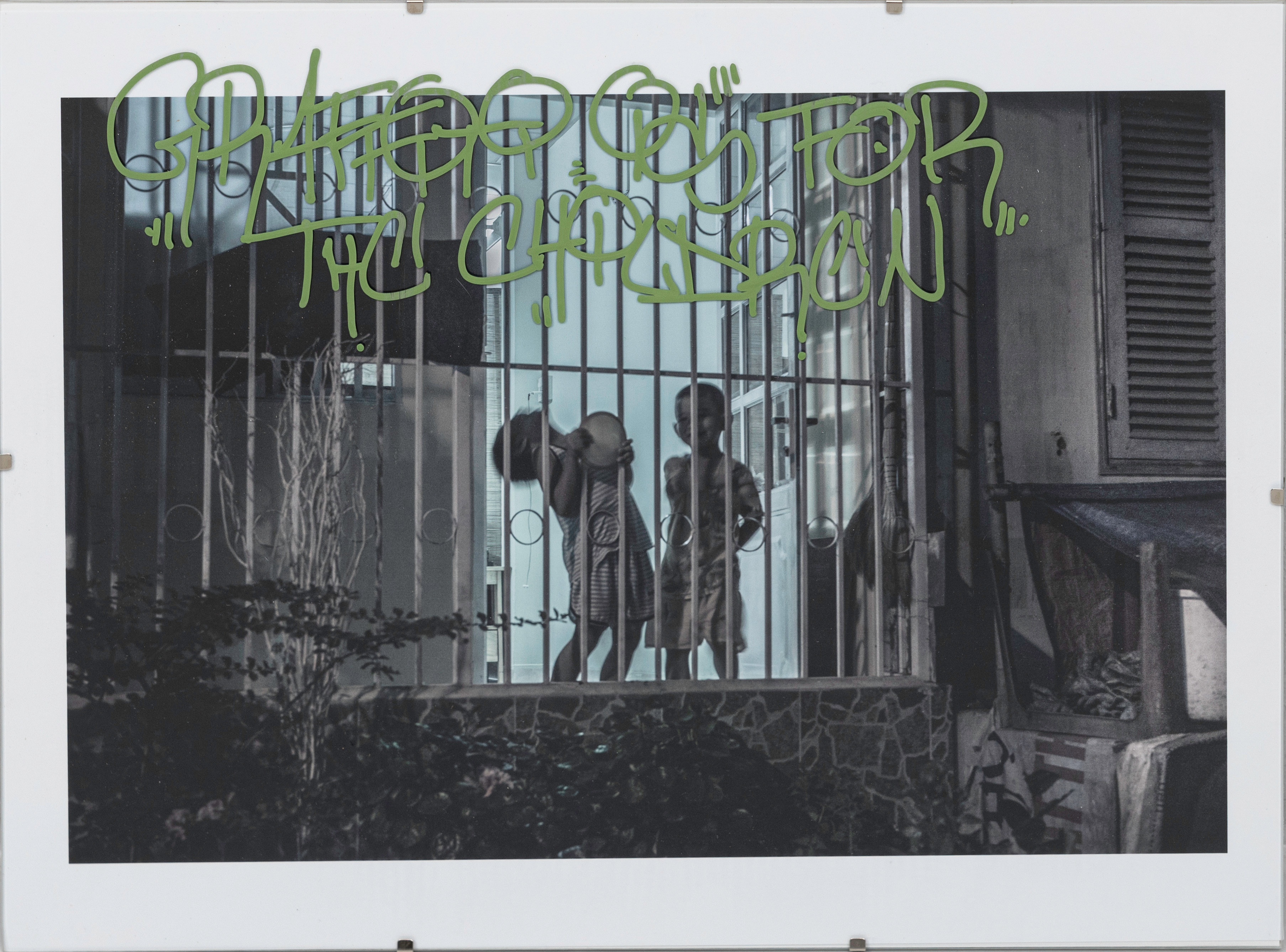 OIDENTIFIERAD KONSTNÄR. tusch/fotografi , "Grafitti for the children", signerad, daterad Saigon Vietnam 2013.