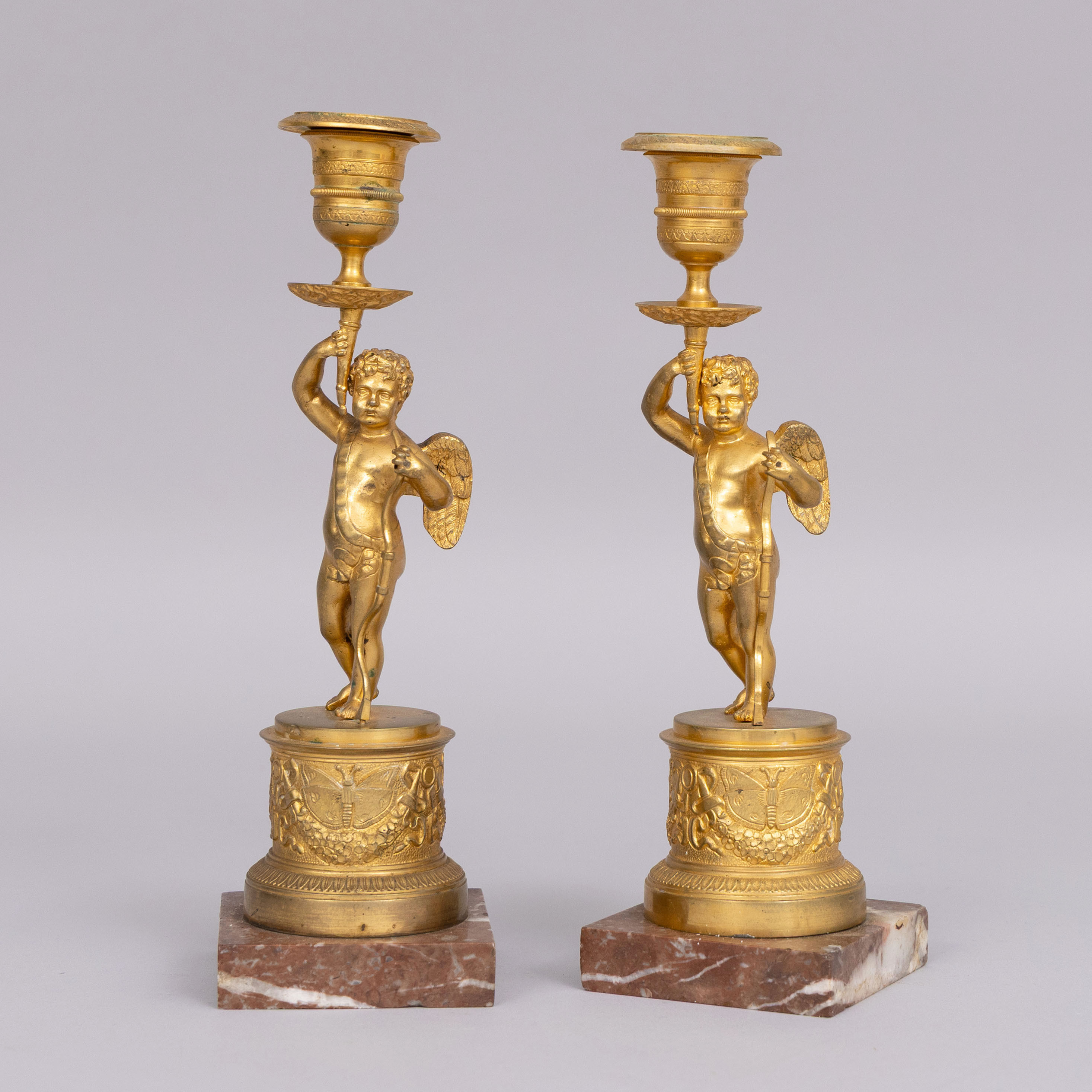 LJUSSTAKAR, ett par, förgylld brons, Empire, Frankrike 1800-talets första del.