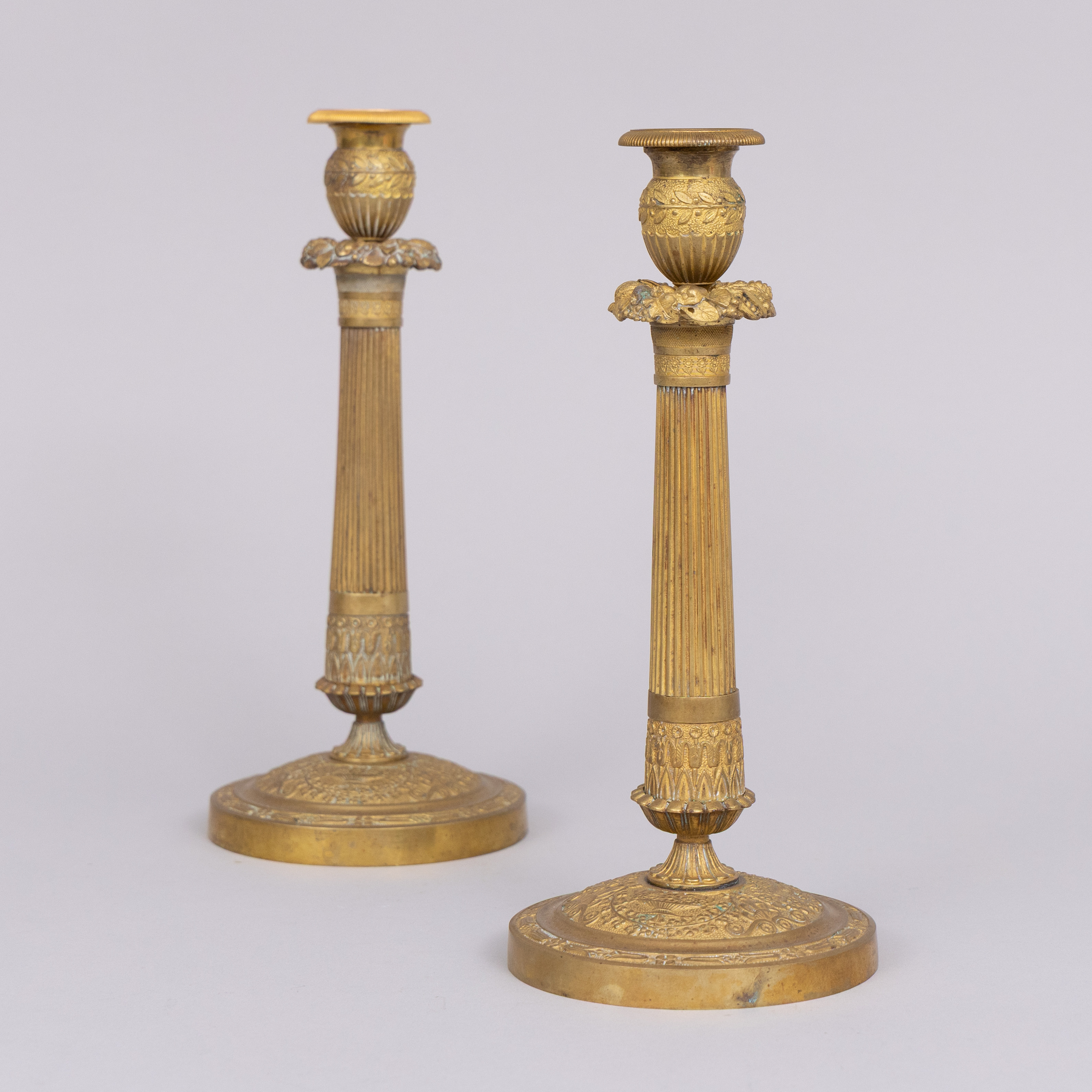 LJUSSTAKAR, ett par, förgylld brons, senempire, 1800-talets början.