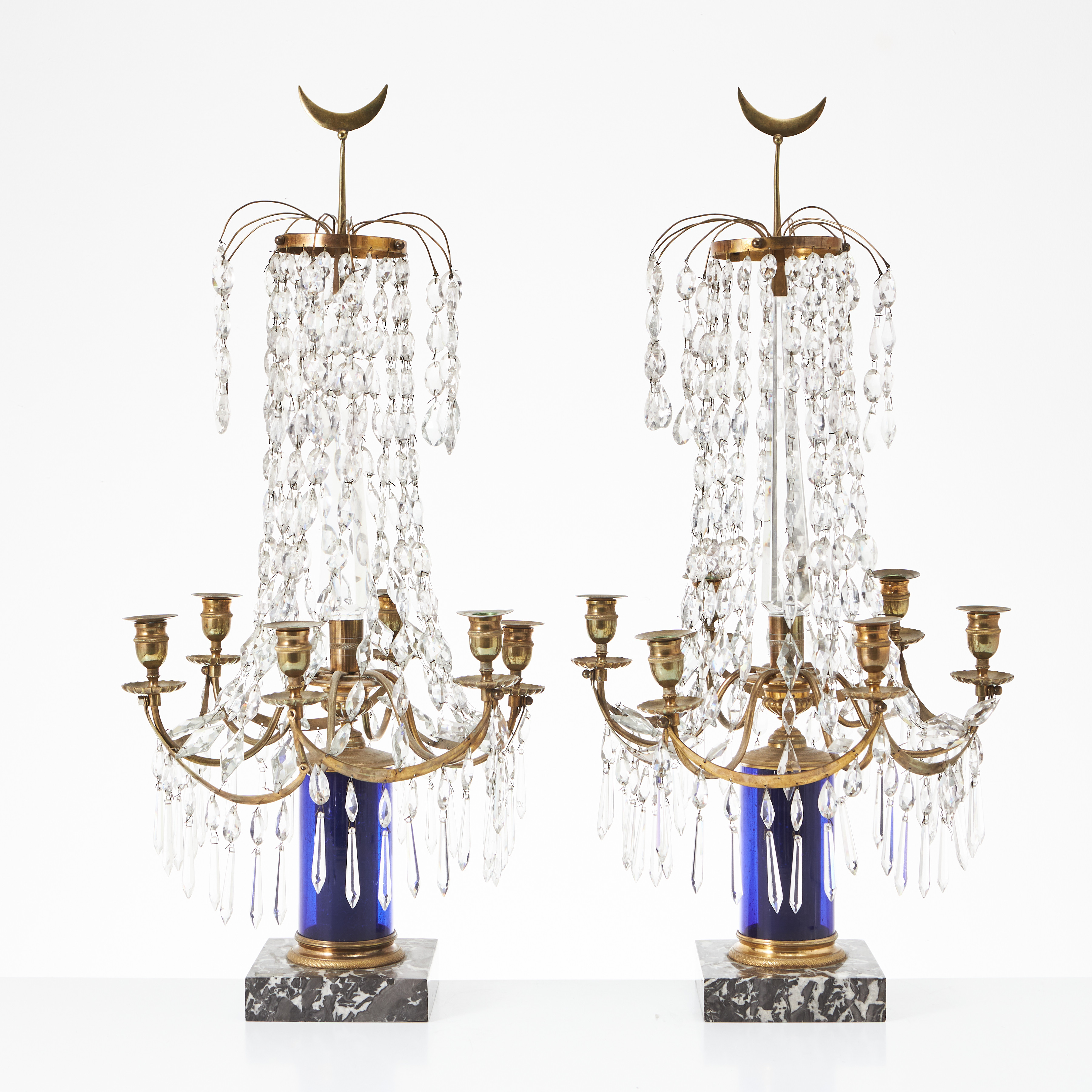 BORDSLYSTRAR, empire, ett par, 6 ljus vardera, behängda med prismor.