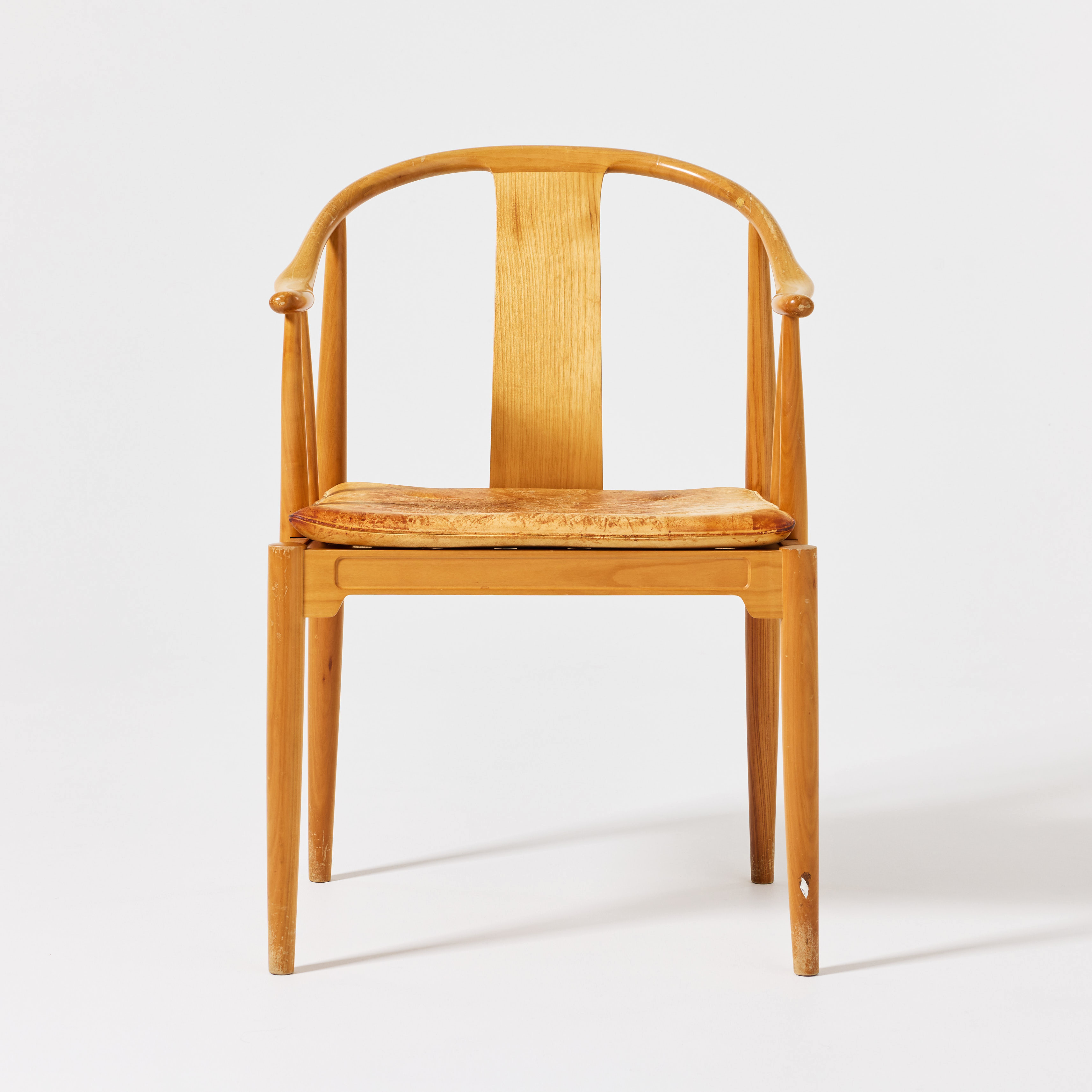 "Kinastolen", karmstol, Fritz Hansen, Danmark, körsbär, med dyna i naturfärgat läder.