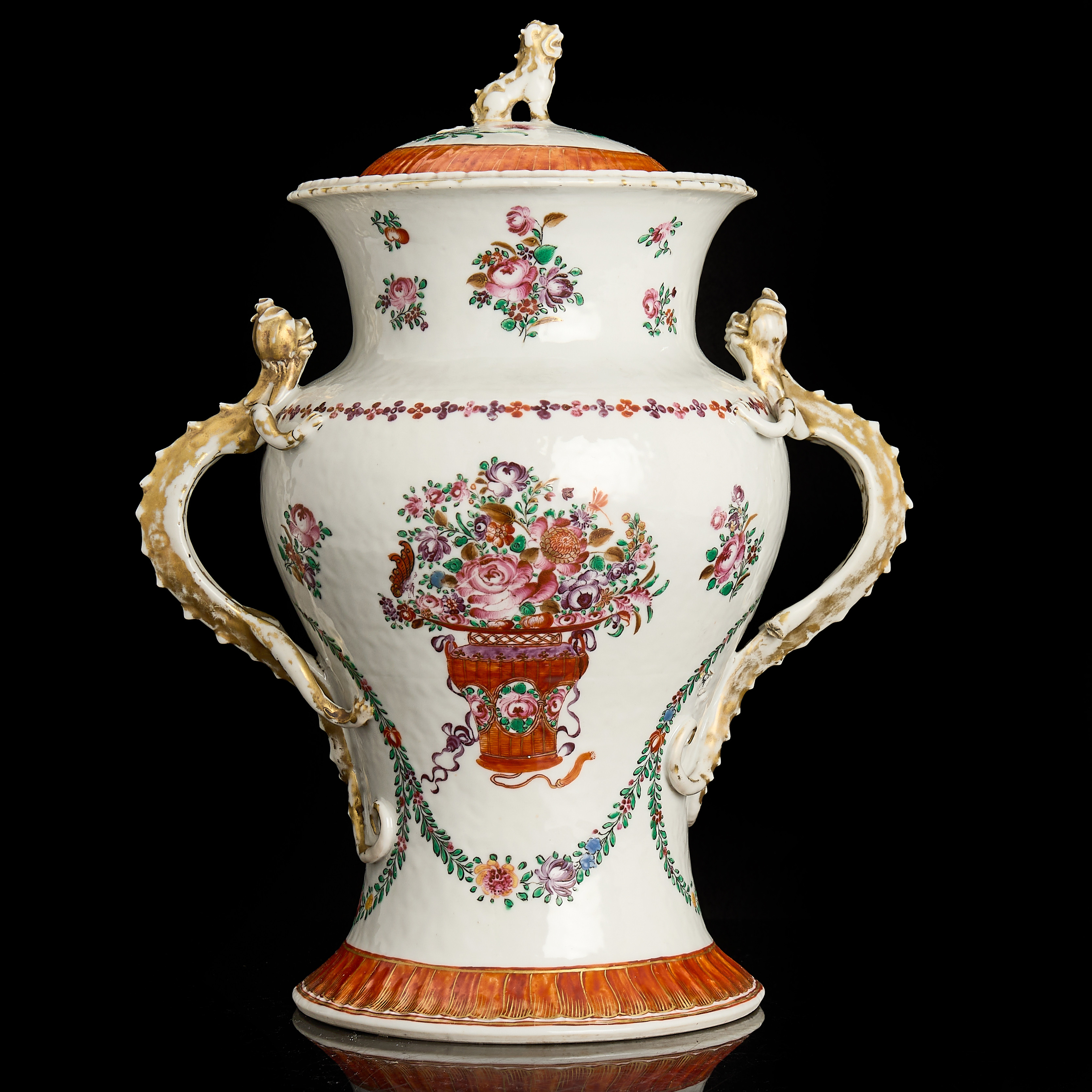 URNA med LOCK, porslin, dekor i famille rose och rouge-de-fer, Qingdynstin, Jiaqing (1796-1820).