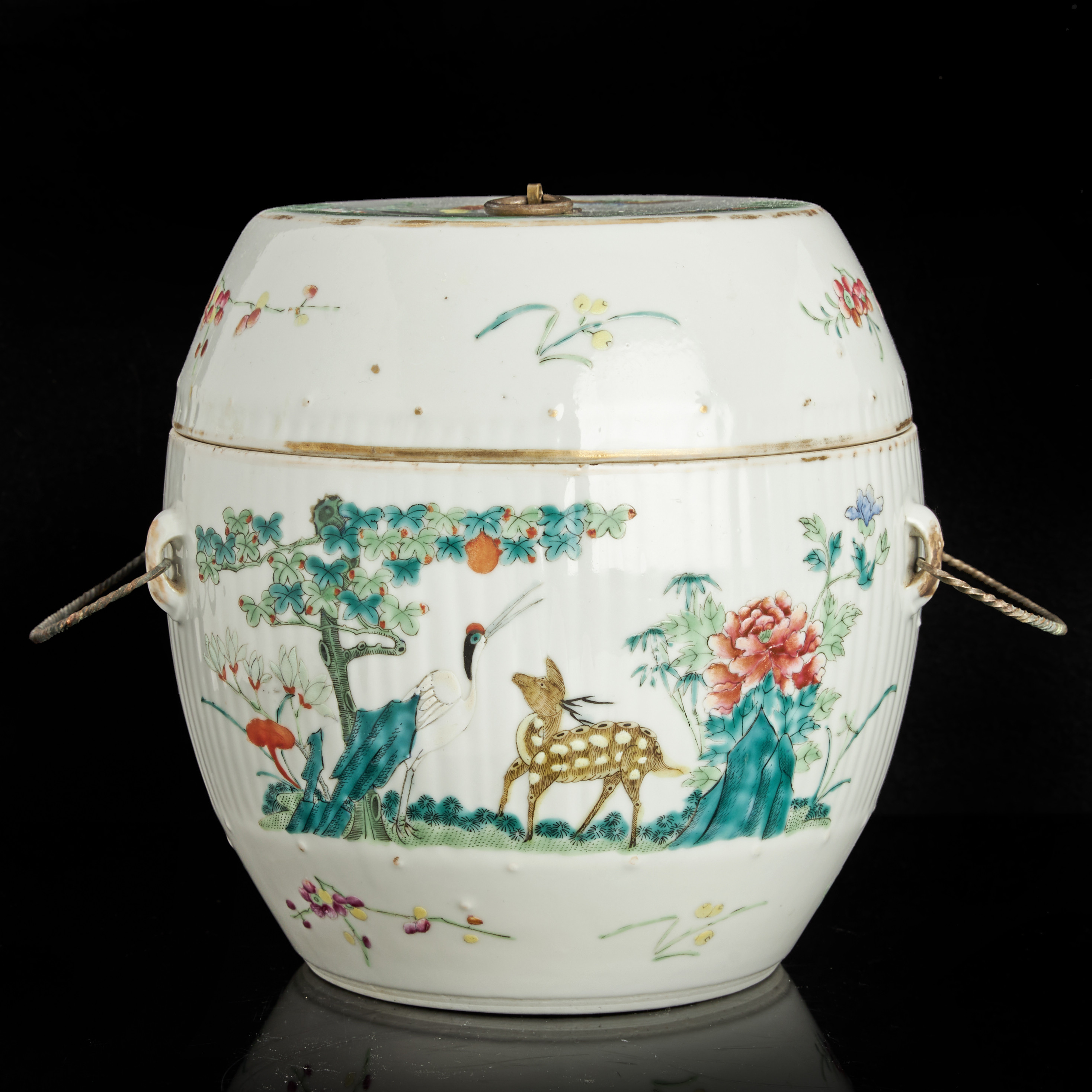 FÖRVARINGSKÄRL med LOCK, porslin, Kina, dekor i emaljfärger av fjärilar, trana och hjort i blommande trädgård, sen Qingdynastin (1644-1912).