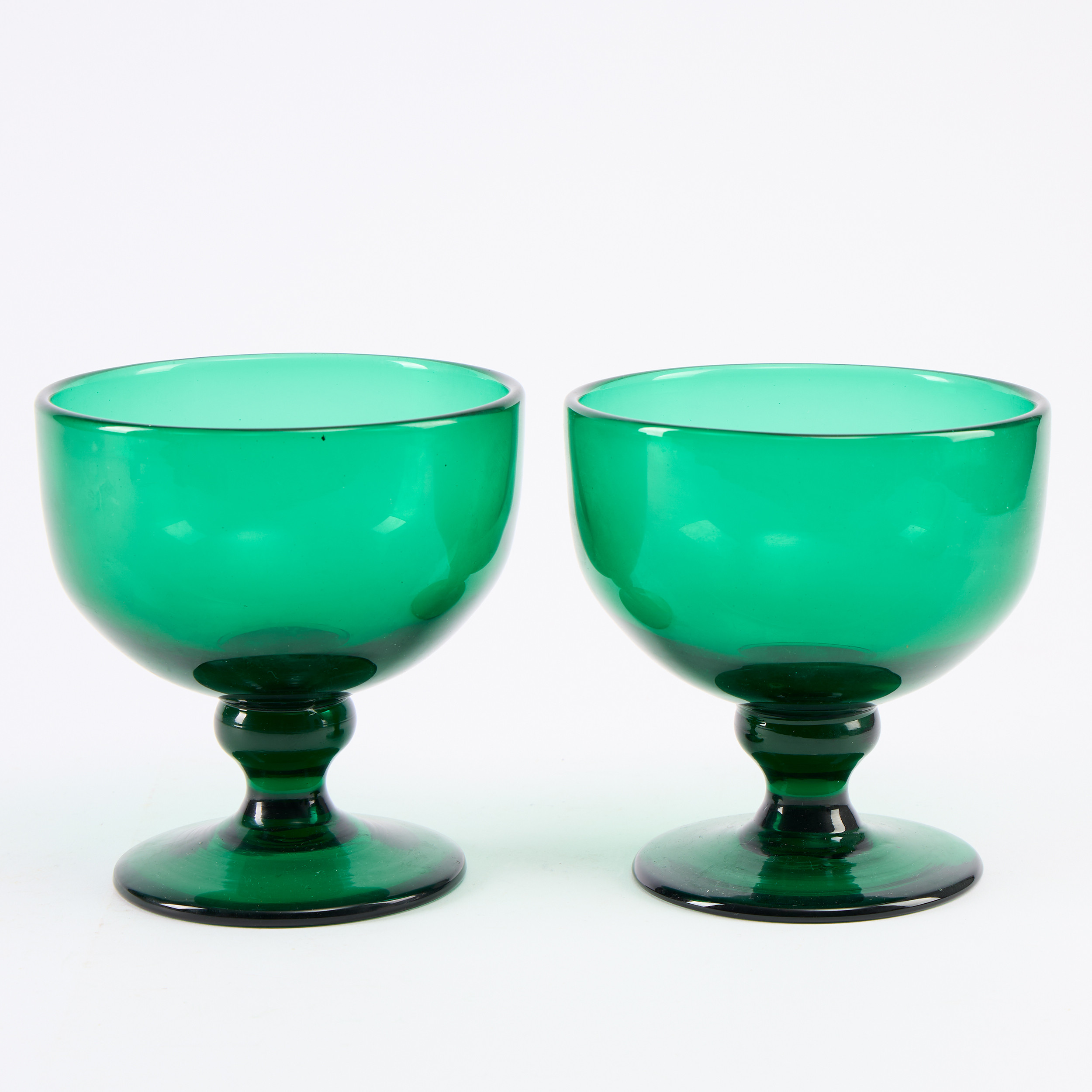 SKÅLAR PÅ FOT SAMT FAT, 3 delar.