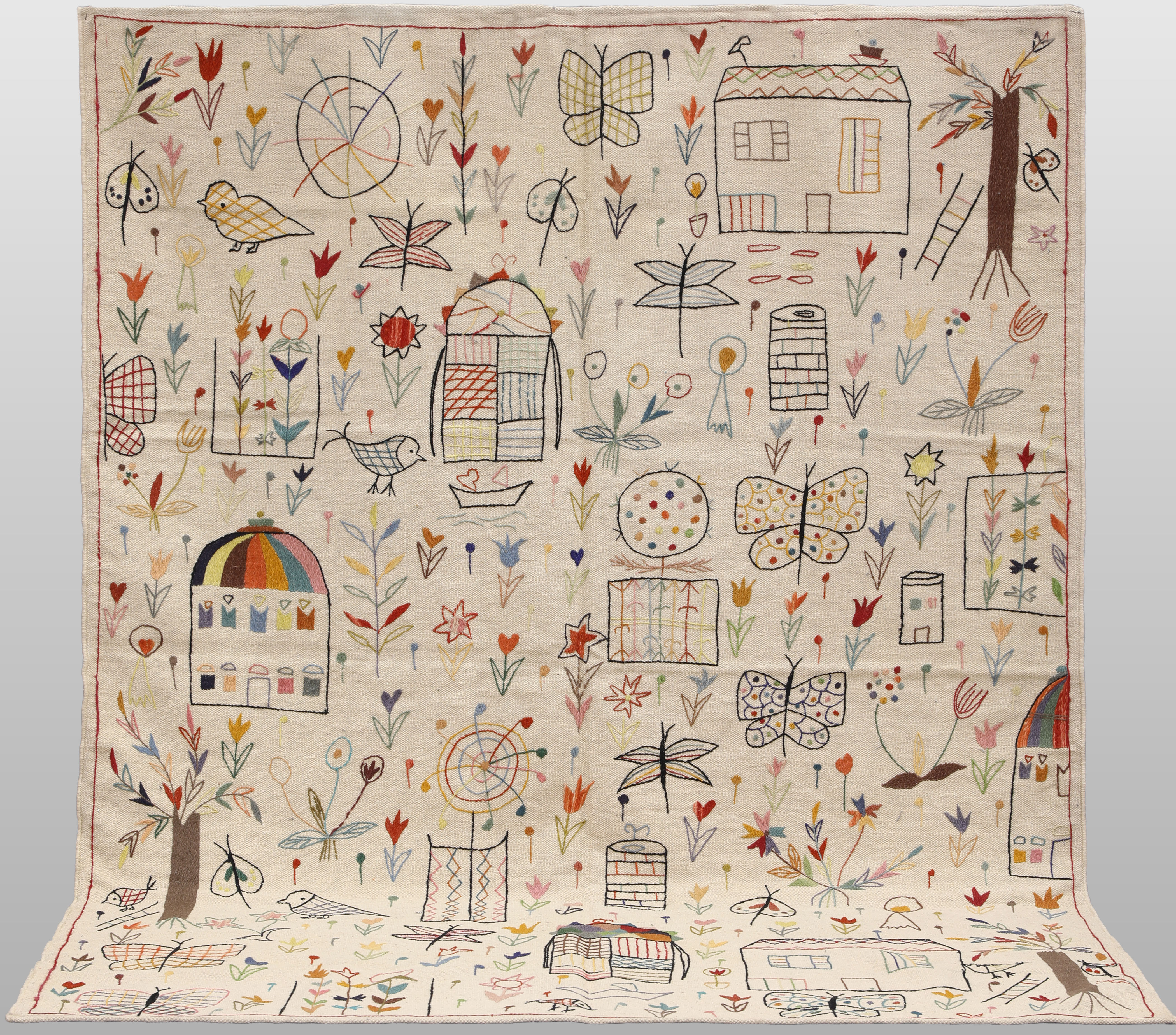 MATTA. Kelim med handbroderad dekor och bomullsfodral på baksidan, 236 x 180 cm.