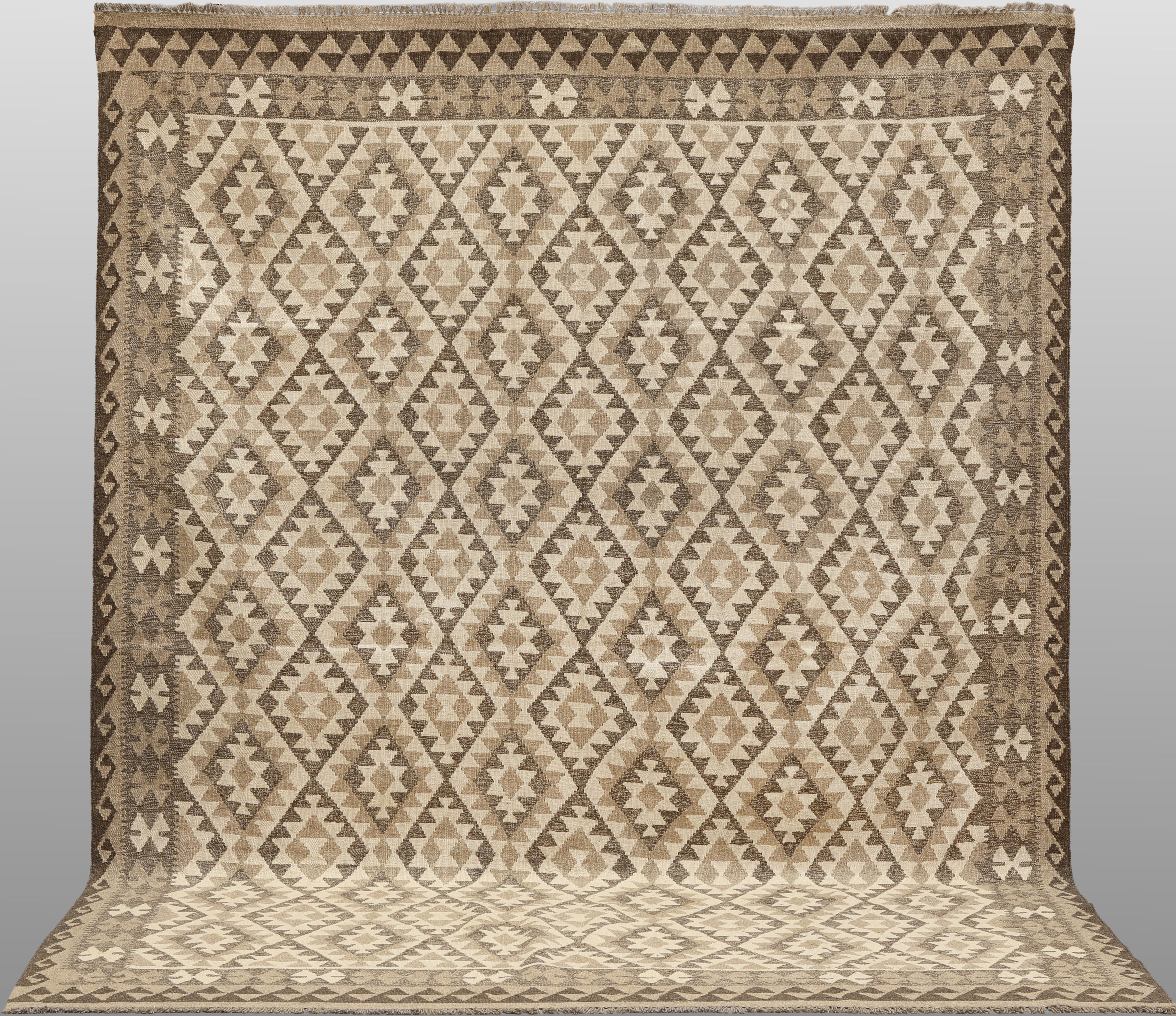 MATTA. Kelim naturfärgad, 305 x 242 cm.