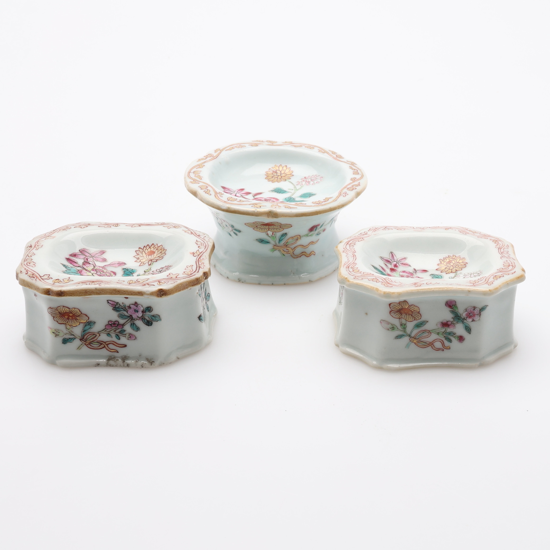 SALTKAR, 3 ST, PORSLIN, FAMILLE ROSE, KINA, QIANLONG (1736-1795).