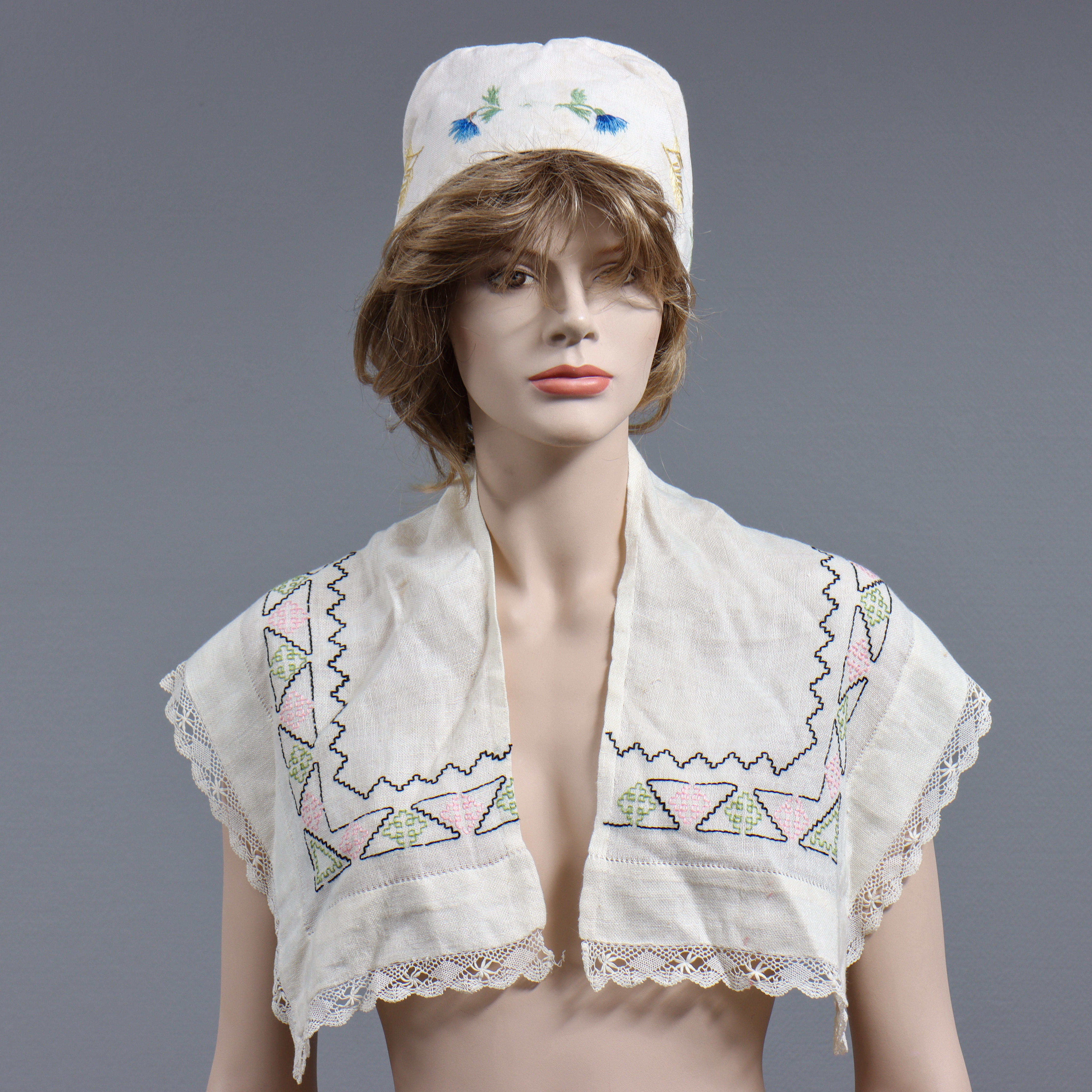 DELAR TILL TRADITIONELL FOLKDRÄKT/ÖLANDSDRÄKT, BLÅKLINT, SVERIGE, 1900-TAL.