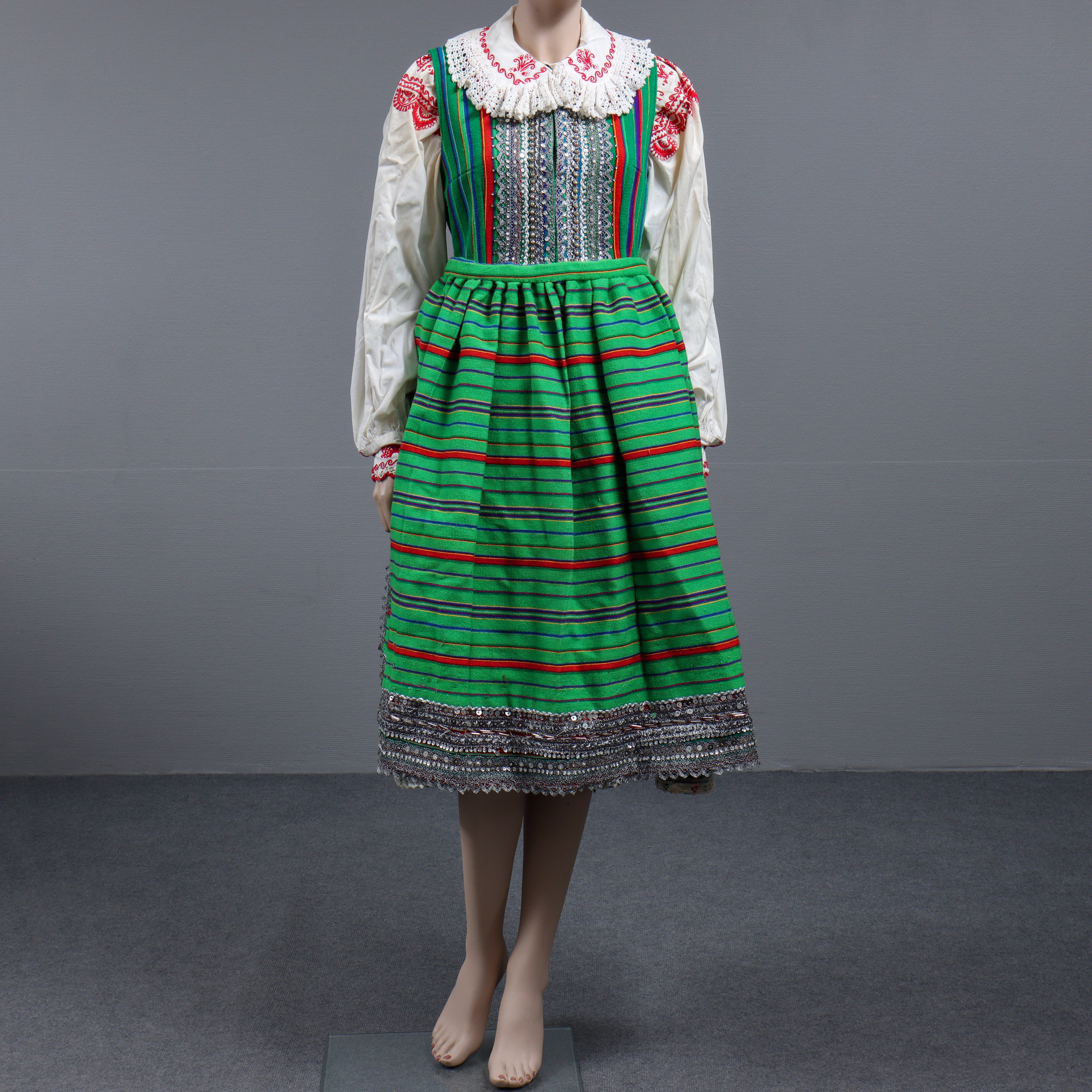 FÖLKDRÄKT, TRADITIONELL DRÄKT, KURPIE BIALE, POLEN, 1900-TAL.