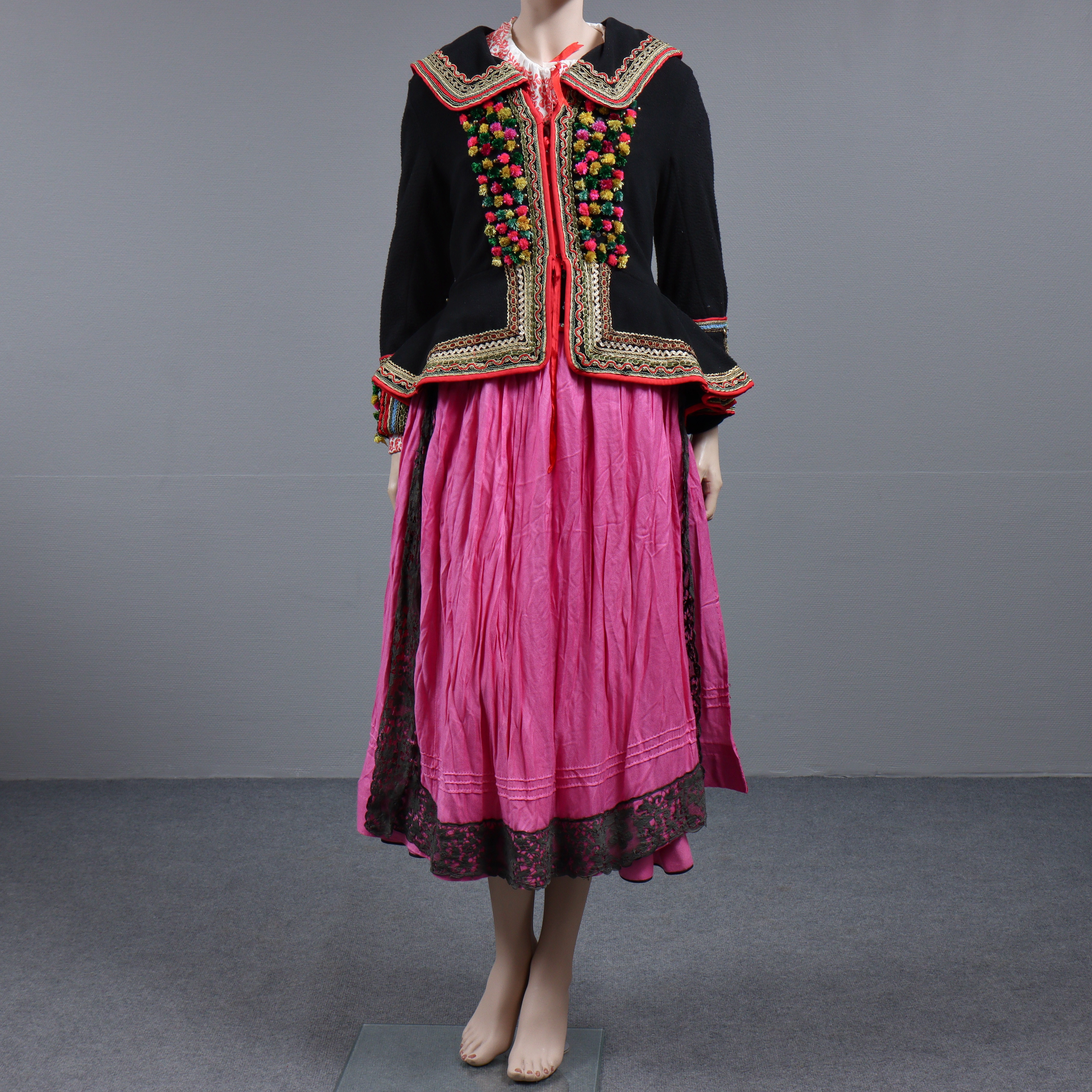 TRADITIONELL FOLKDRÄKT, NOWY SACZ, POLEN, 1900-TAL.