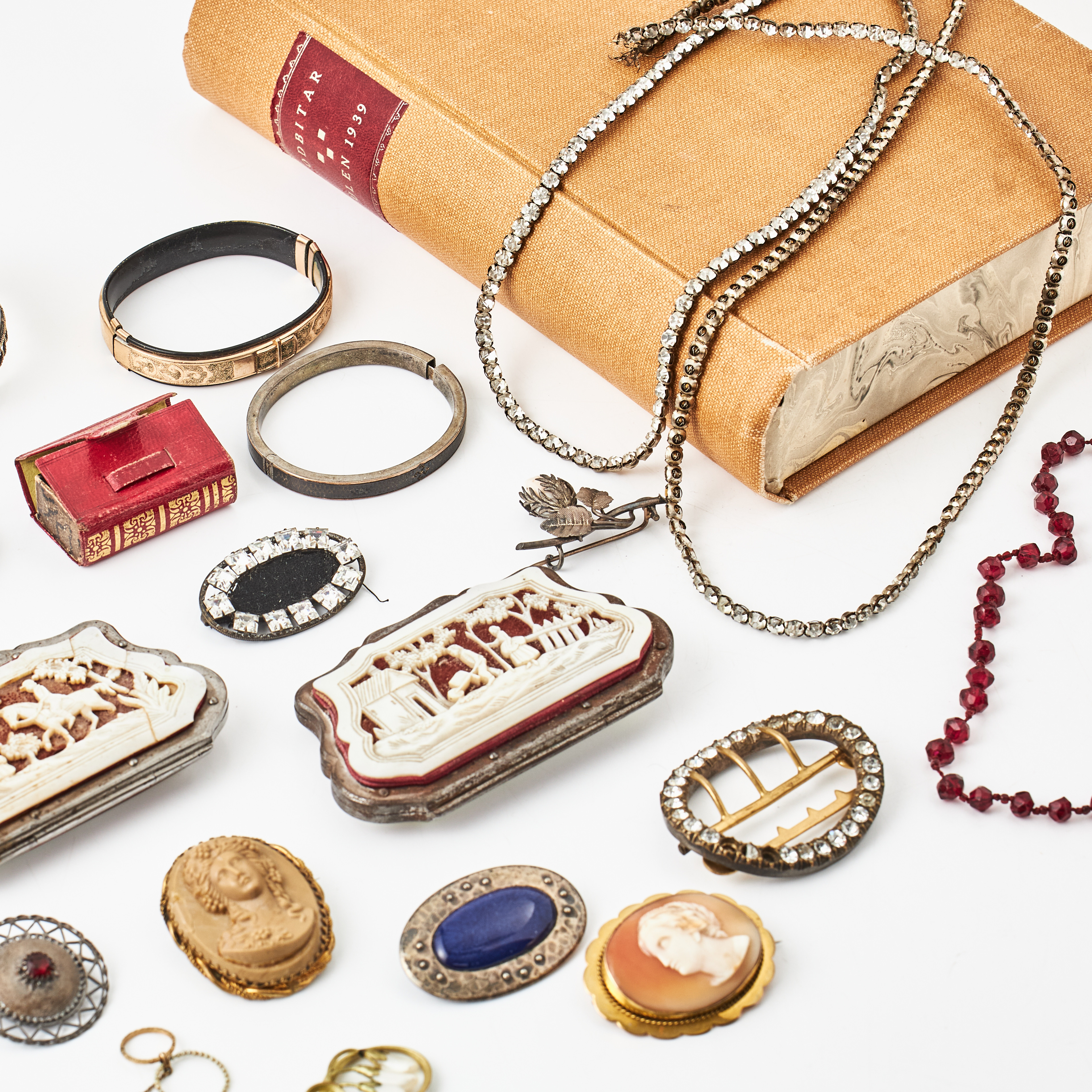 BROSCHER, 9 st., 2 kaméer av skuret snäckskal föreställande klassiska kvinnoprofiler varav en i 9 k guld, HATTNÅL, jugend, PORTMONNÄER, 2 st., skuren pärlemor, ARMRING, SKÄRPSPÄNNEN, ARMRINGAR, mm, delvis silver, 1800/1900-tal.