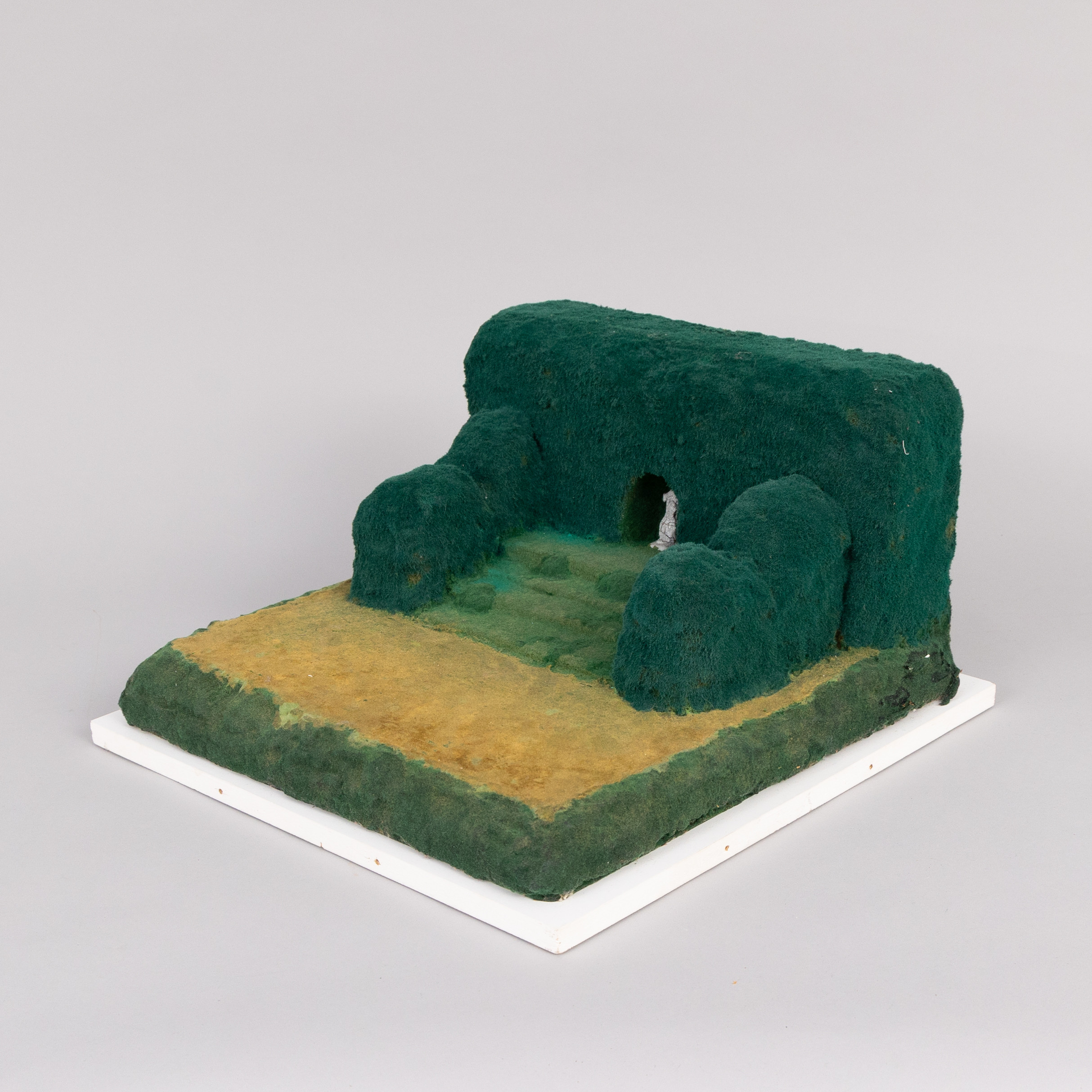 IVOR ABRAHAMS (ENGLAND 1935-2015). TILLSKRIVEN. Trädgårdsscen med skulptur, blandteknik, osignerad.