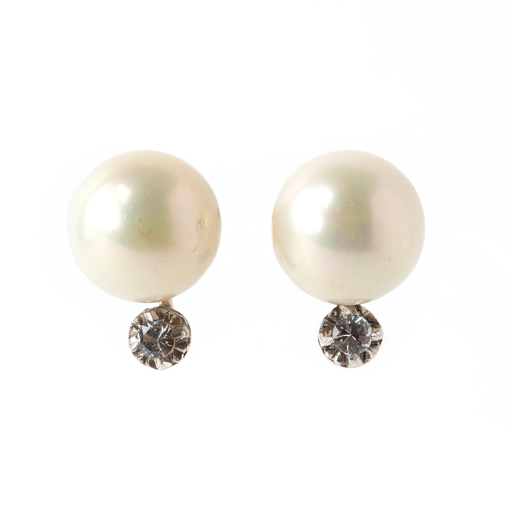 ÖRHÄNGEN, 18K guld med odlade pärlor och fasettslipade vita stenar, Karana, Helsingborg, 1963.