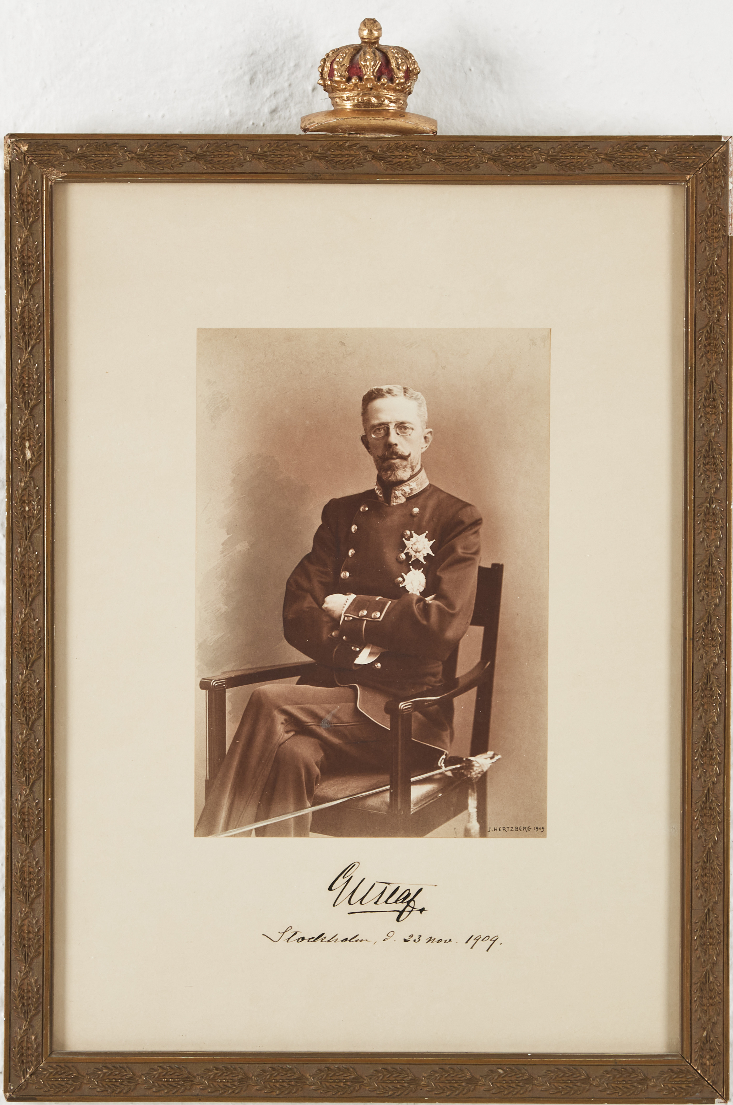 GUSTAV V, SIGNERAT FOTOGRAFI, I KRÖNT RAM.