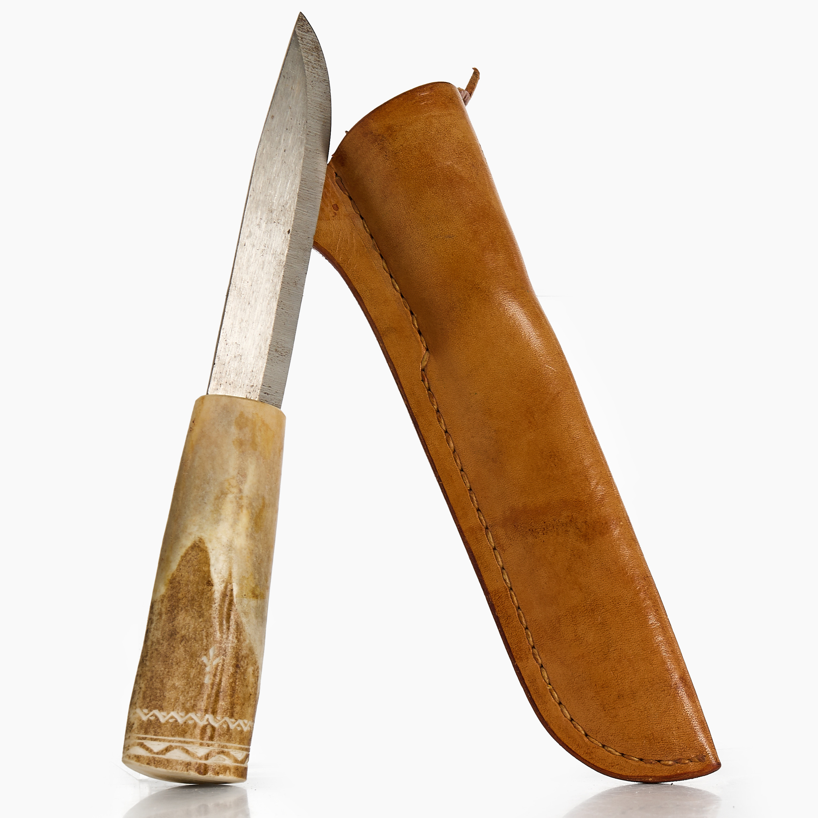 KNIV, grepp i renhorn signerad "W.B.", slida i läder etikettmärkt Bagge Åre.