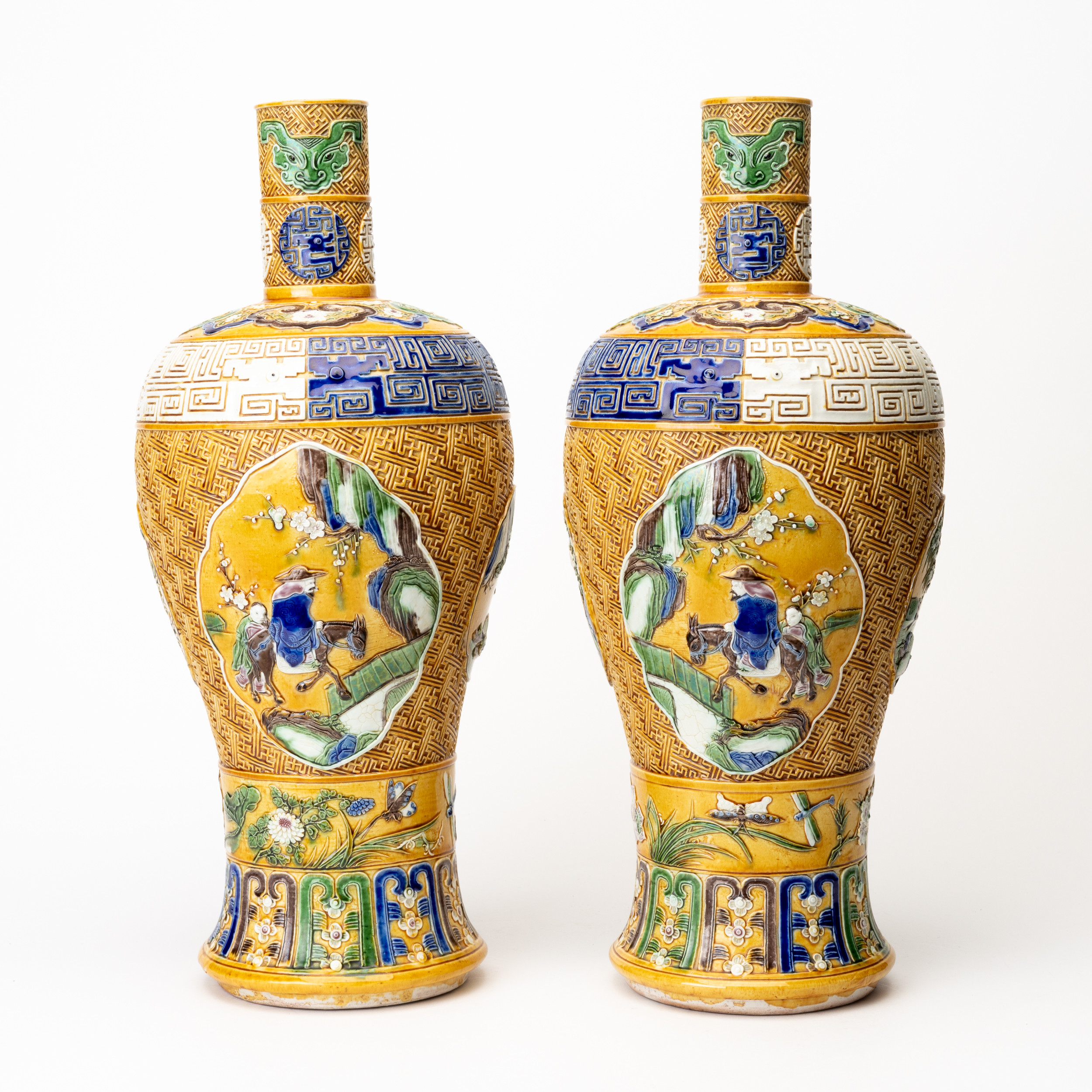 VASER, ett par, reliefdekor, bär Xuandes märke, Kina, 1900-tal.