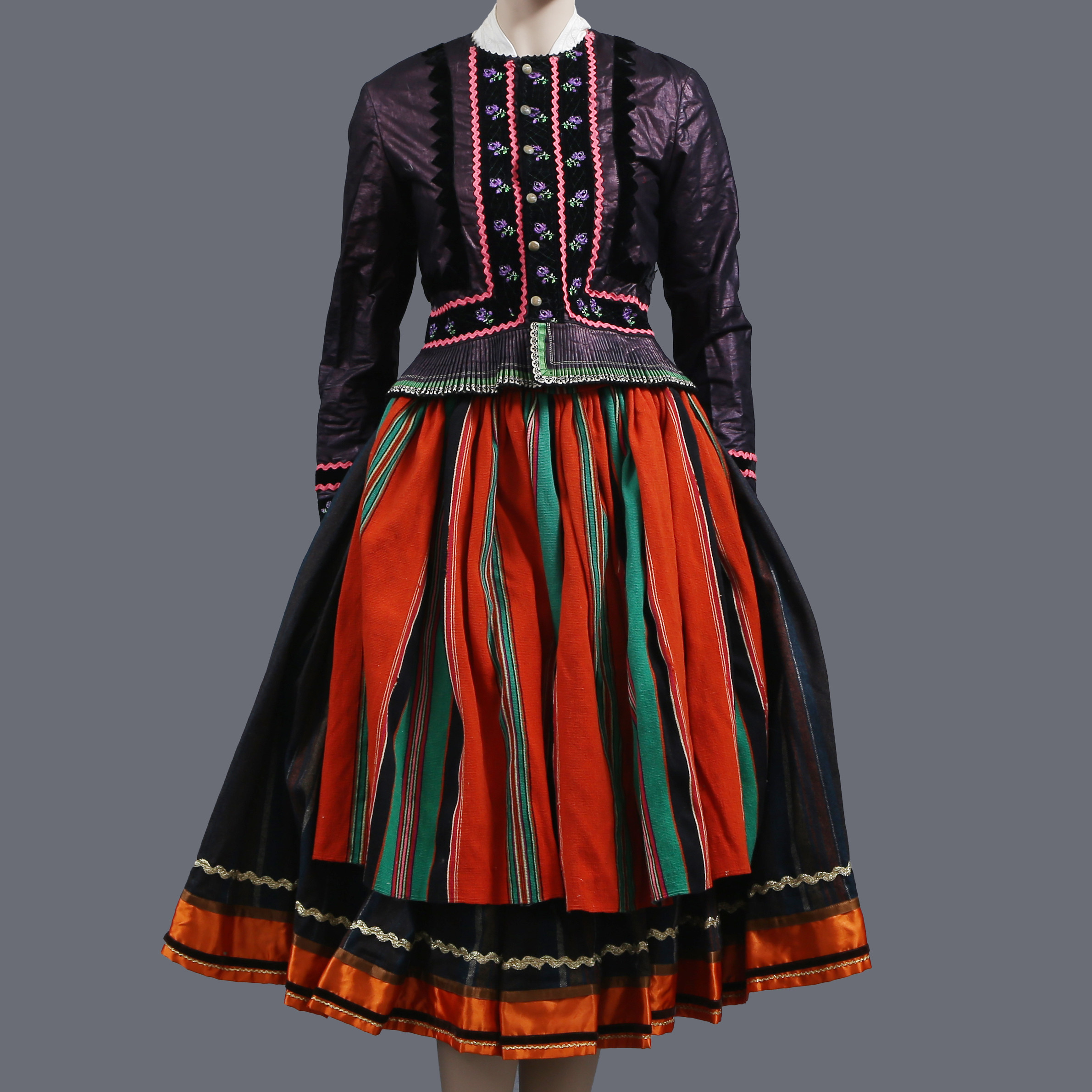 TRADITIONELL FOLKDRÄKT, SANNOLIKT OPOCZYNSKI, POLEN, 1900-TAL.