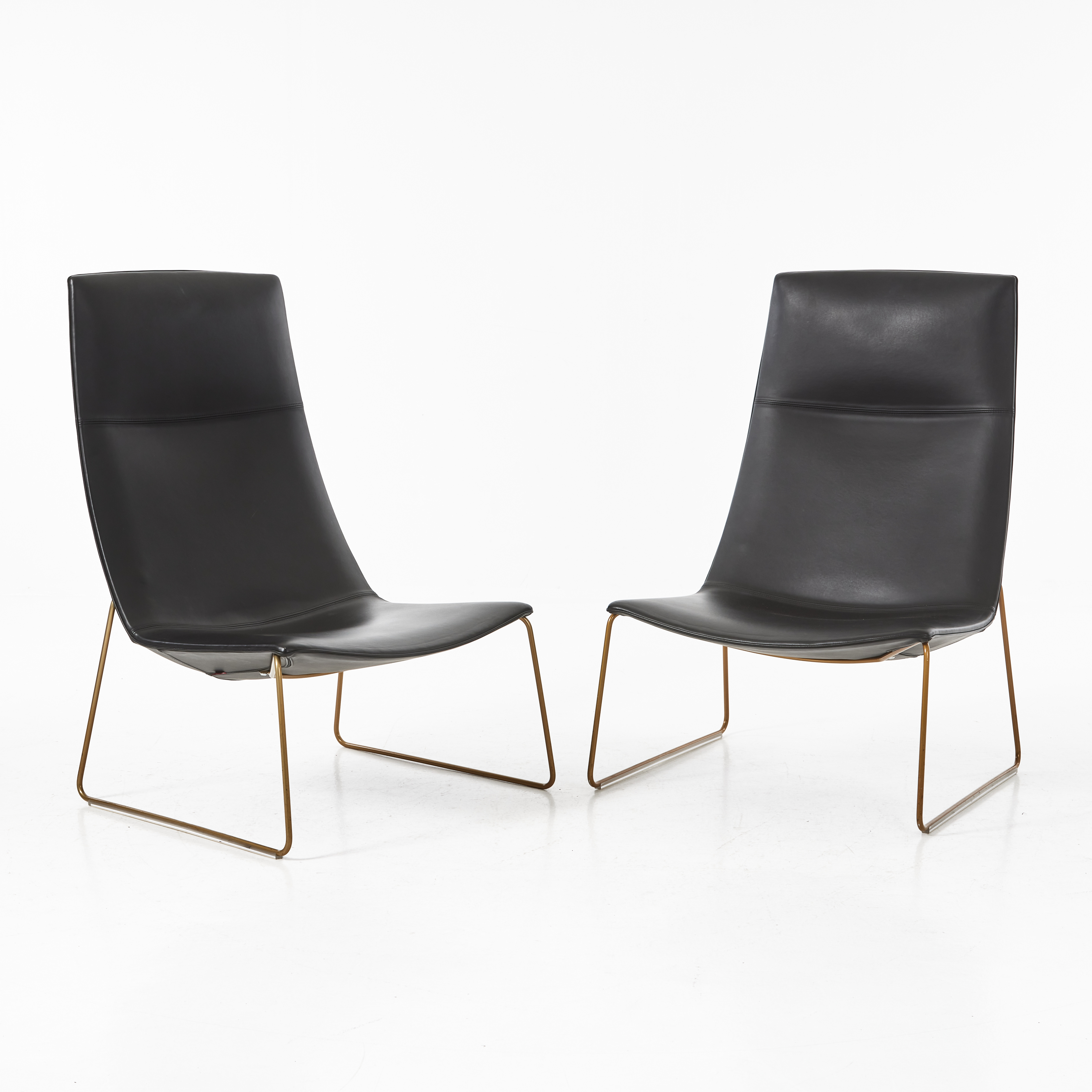 LIEVORE ALTHERR MOLINA. "Catifa 70", fåtöljer, 1 par, Arper, Italien, 2010-tal, svart läder, slädben i lackerad metall.