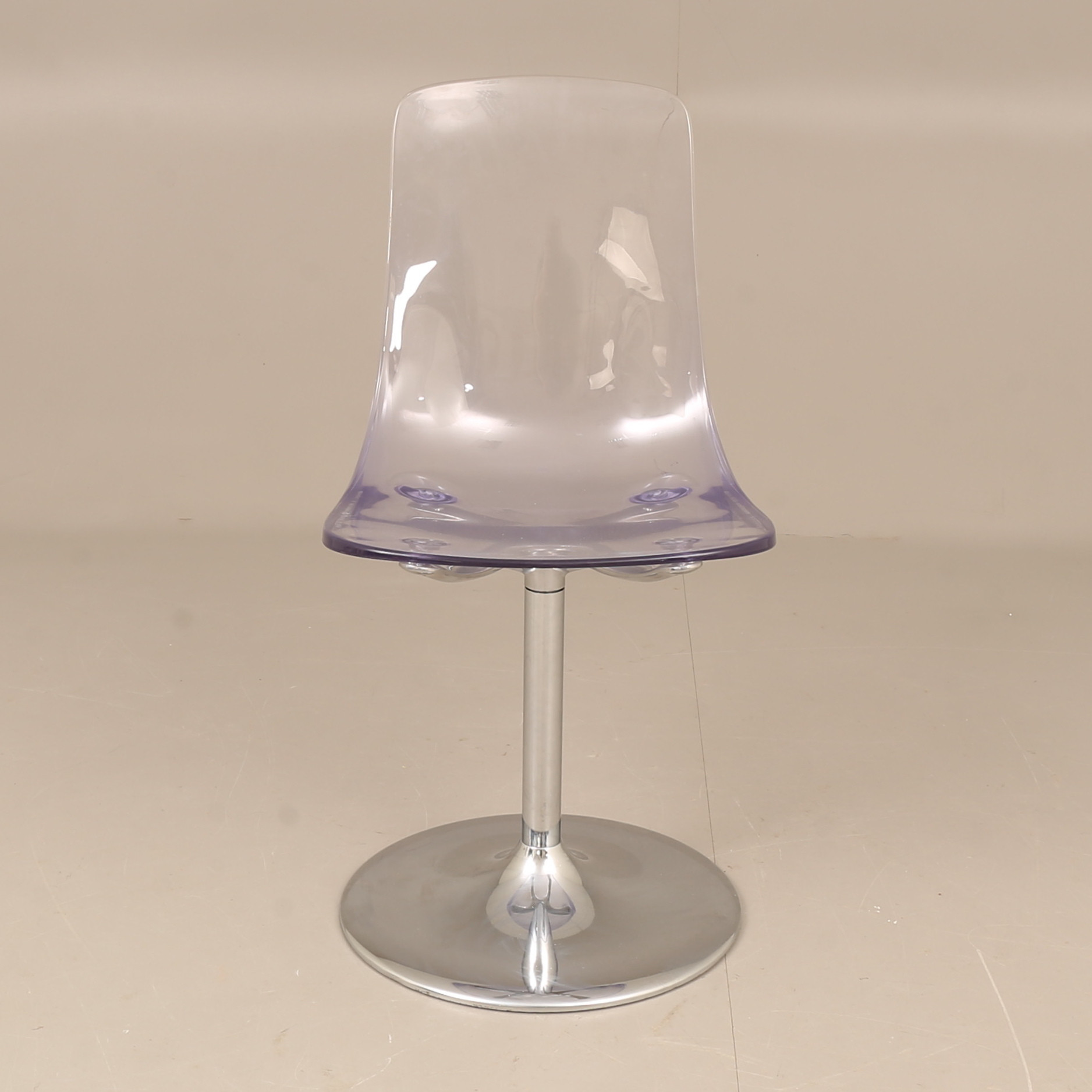 STOL, plast och metall, design Thibault Desombre för Pauline Softline.