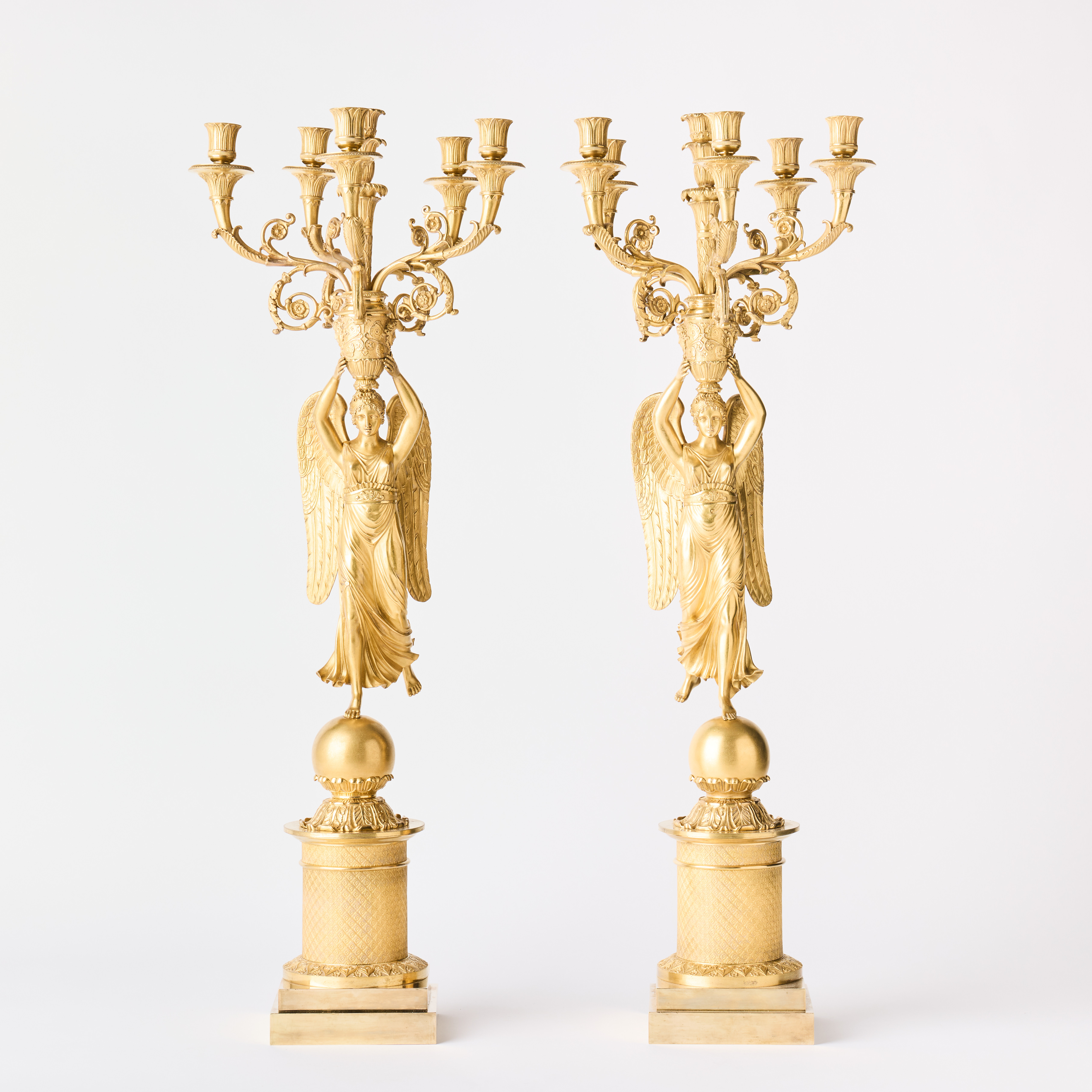 KANDELABRAR, ett par, parisarbeten i Restauration, 1800-talets första kvartal, för vardera fyra ljus, parställda, matterad och polerad brännförgylld brons.