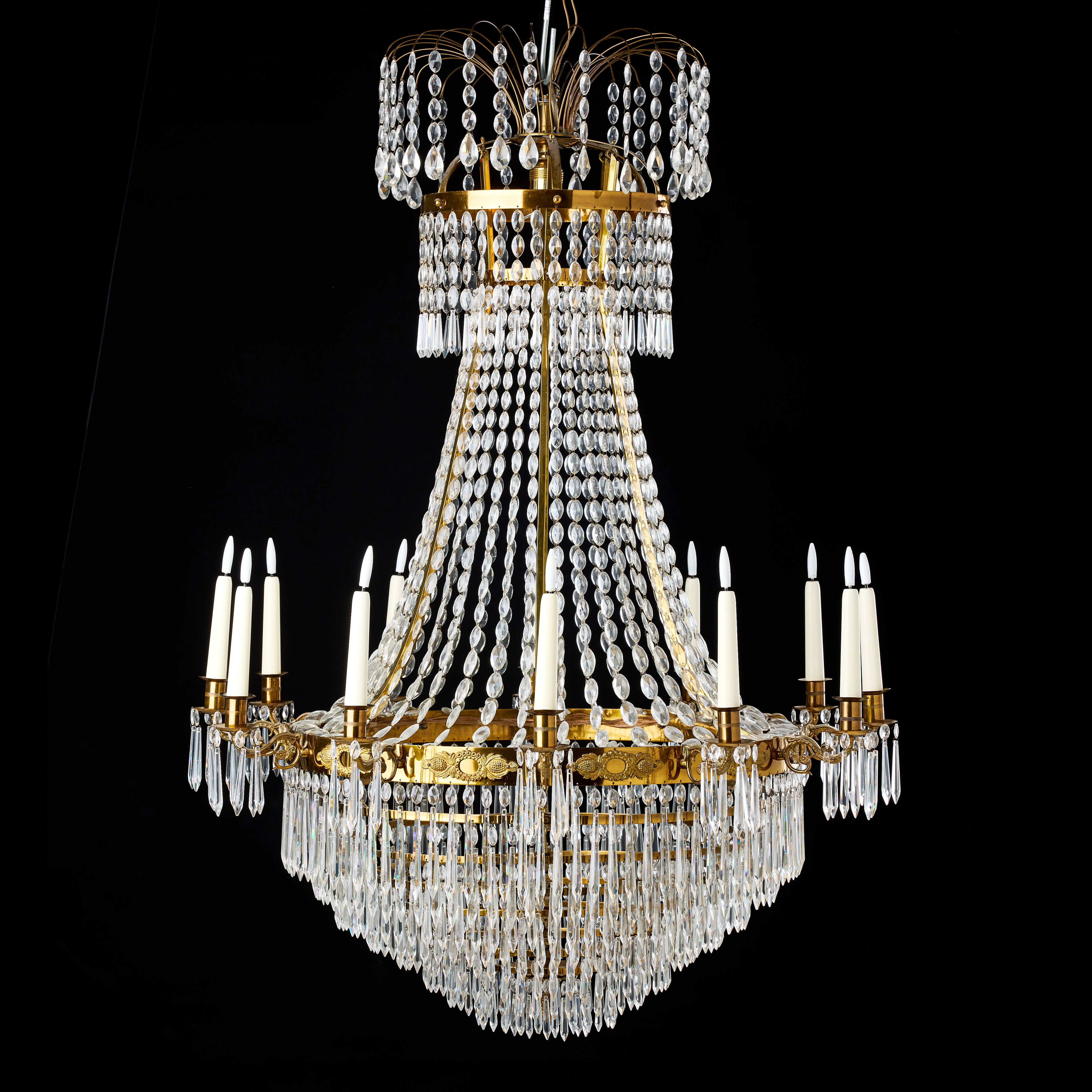 LJUSKRONA, empire-stil, 1900-tal, för 12 ljus, stomme i mässing, behängd med droppar, ovaler och piggar.