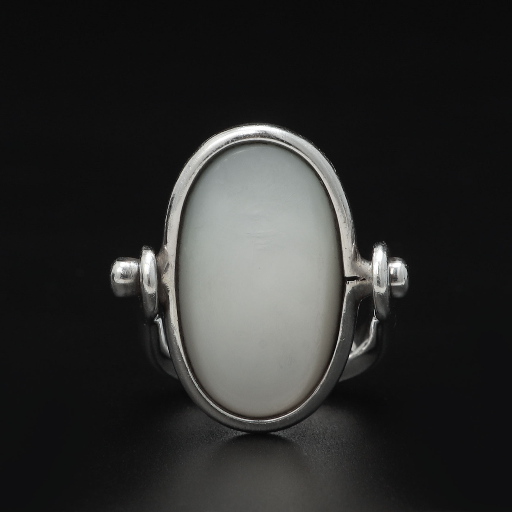 VIVIANNA TORUN BÜLOW-HÜBE. Ring "Day and Night", silver, pärlemor och obsidian, Georg Jensen.