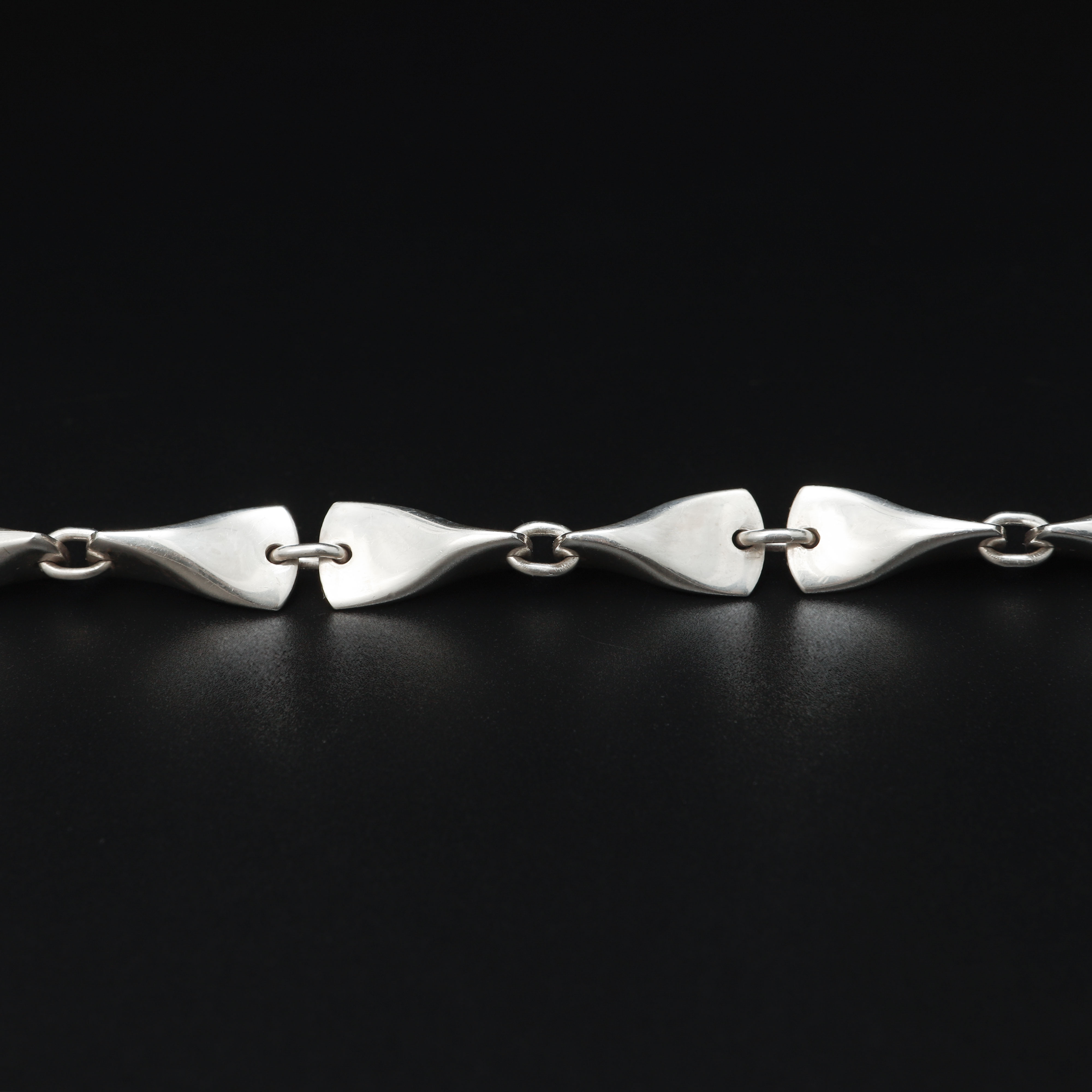 EDVARD KINDT LARSEN. "Butterfly" Armlänk no 104 A, samt örclips no 116 A, silver, Georg Jensen.