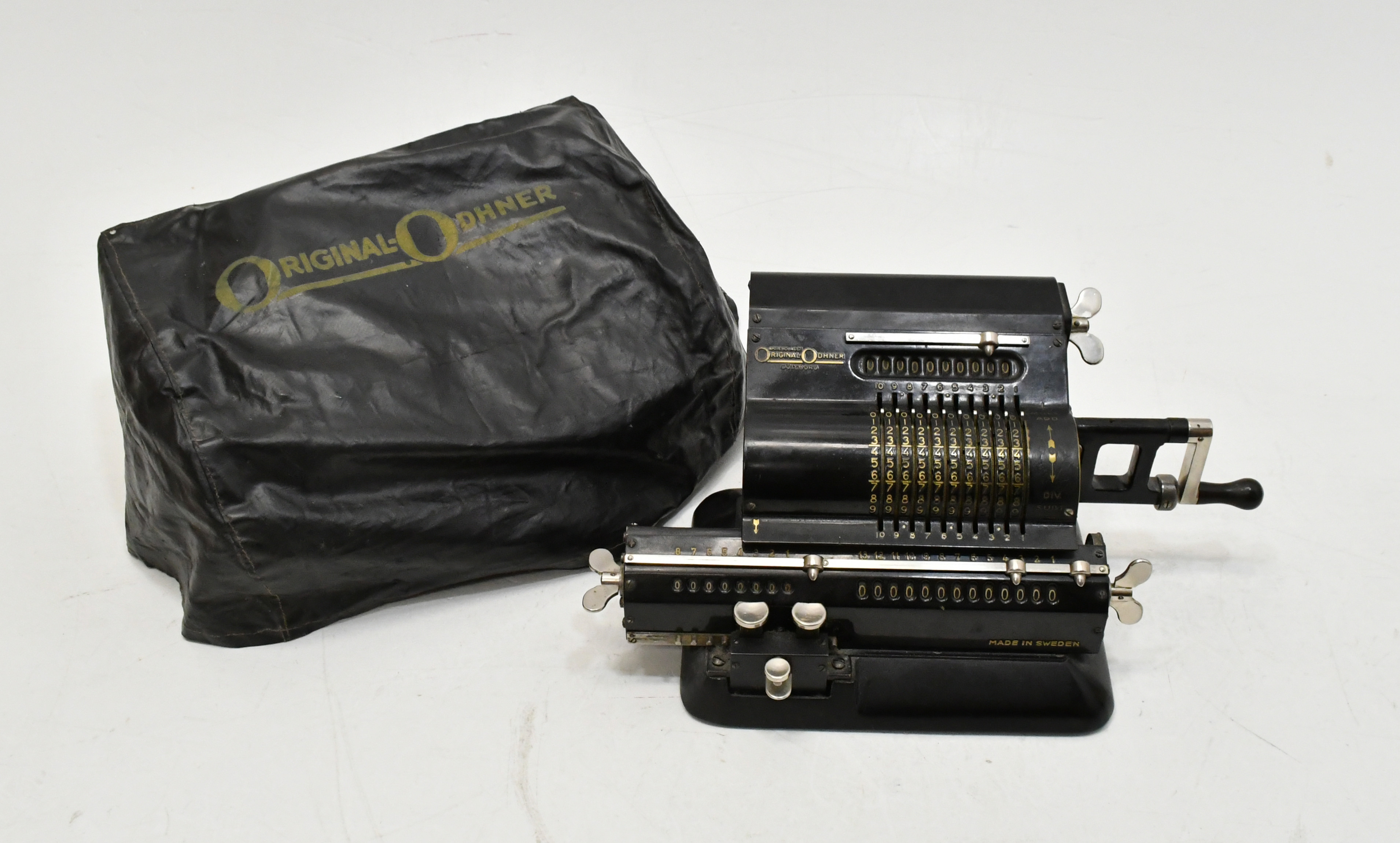 Original-Odhner Räknemaskin, med original skyddshuva, 1929. nr 88958.