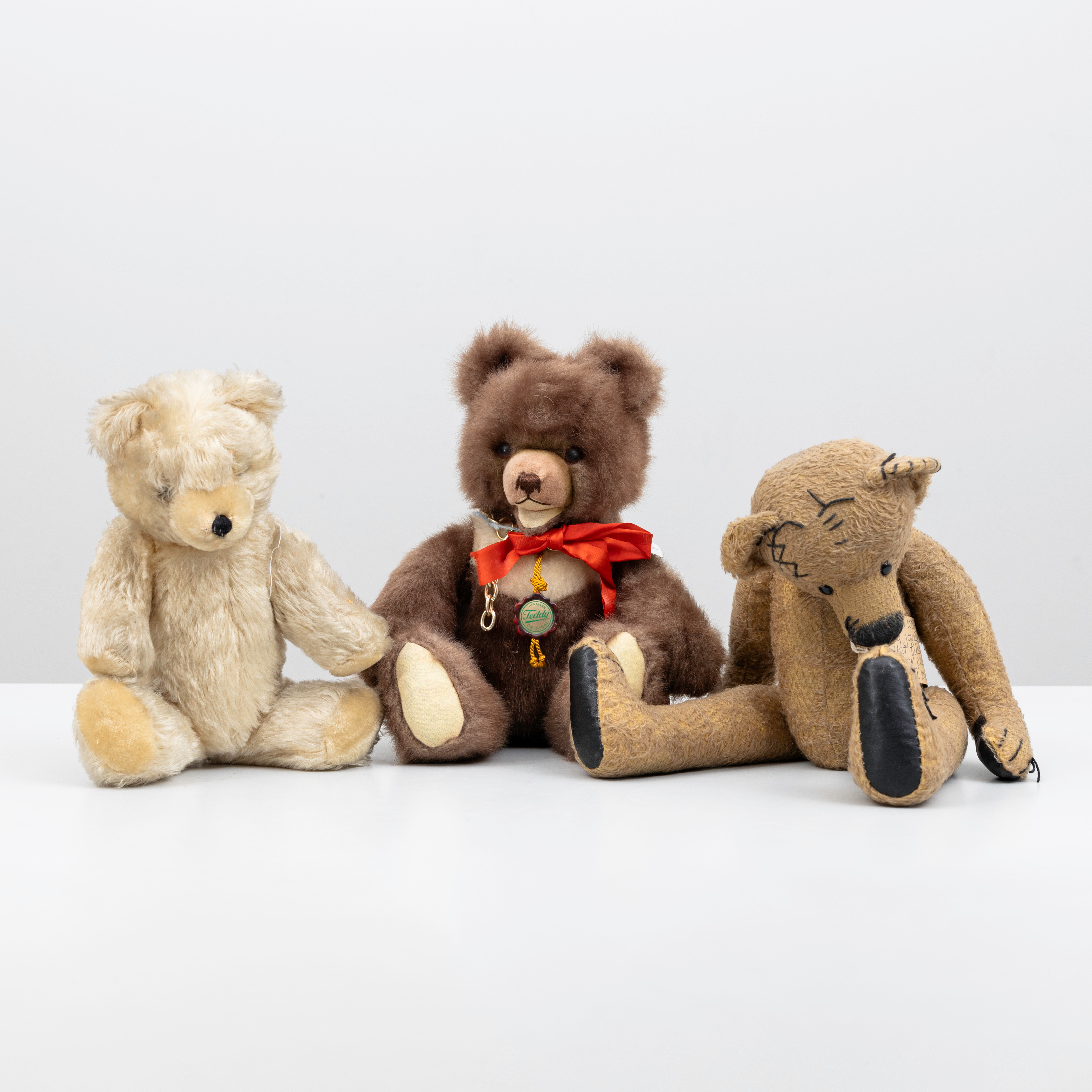 TEDDYBJÖRNAR, 3 st, olika tillverkare bl.a. Hermann, 1900-tal.