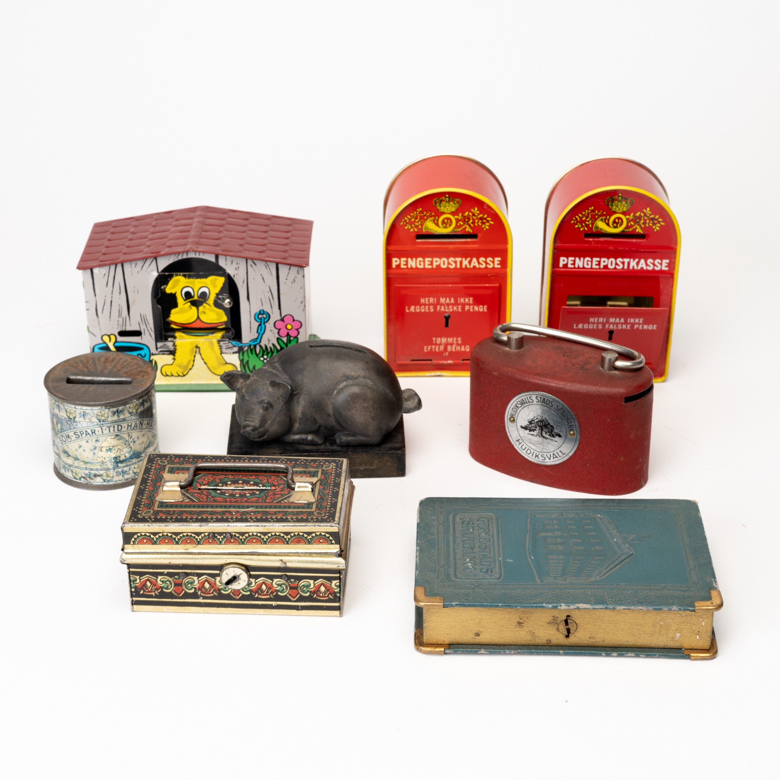 SPARBÖSSOR, 8 st, metall och plast, 1900-tal.